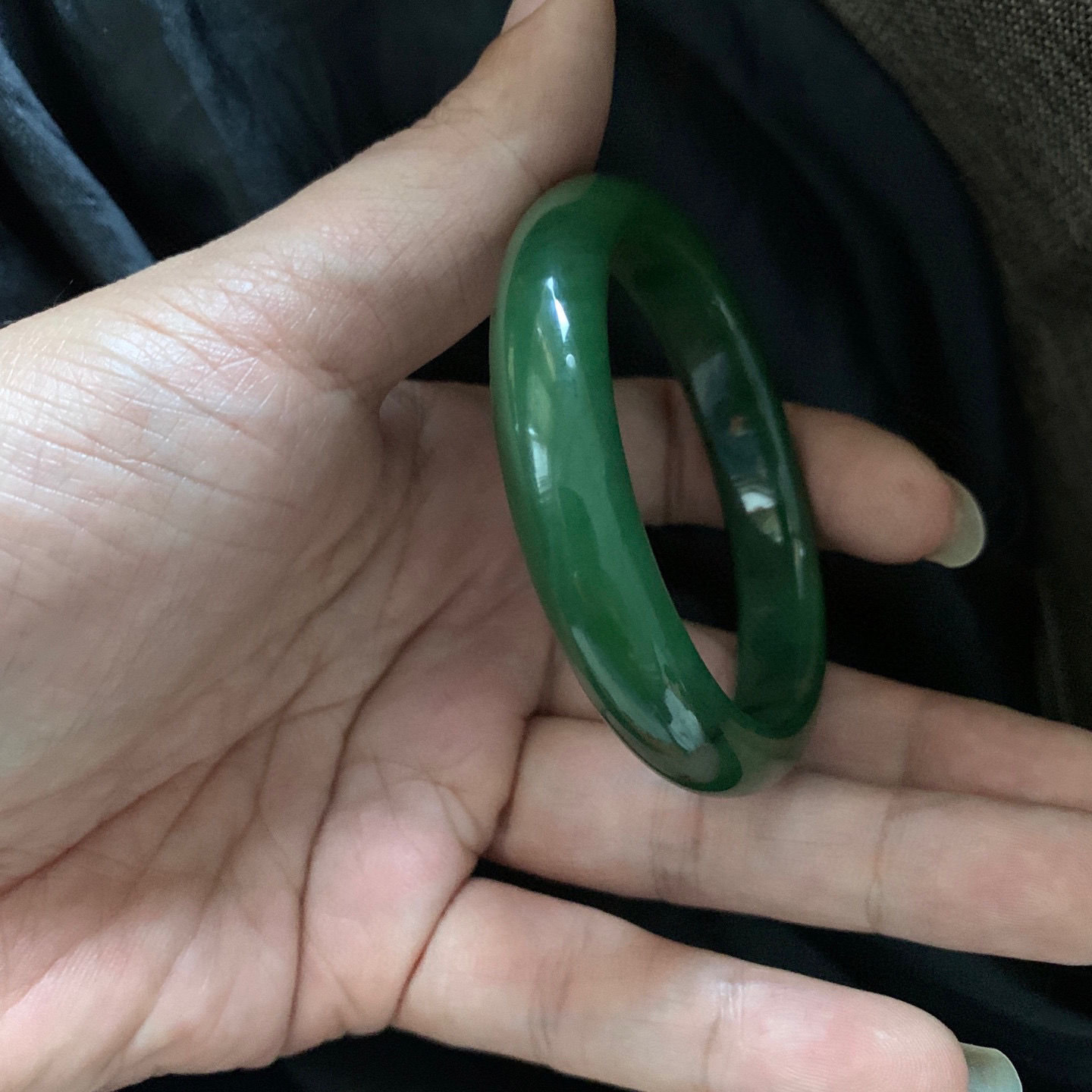 52.6圈口和田玉碧玉菠菜绿手镯，和田玉52.6圈口手镯，镯型古朴典雅。在诗情画意的雨巷相遇，你是我