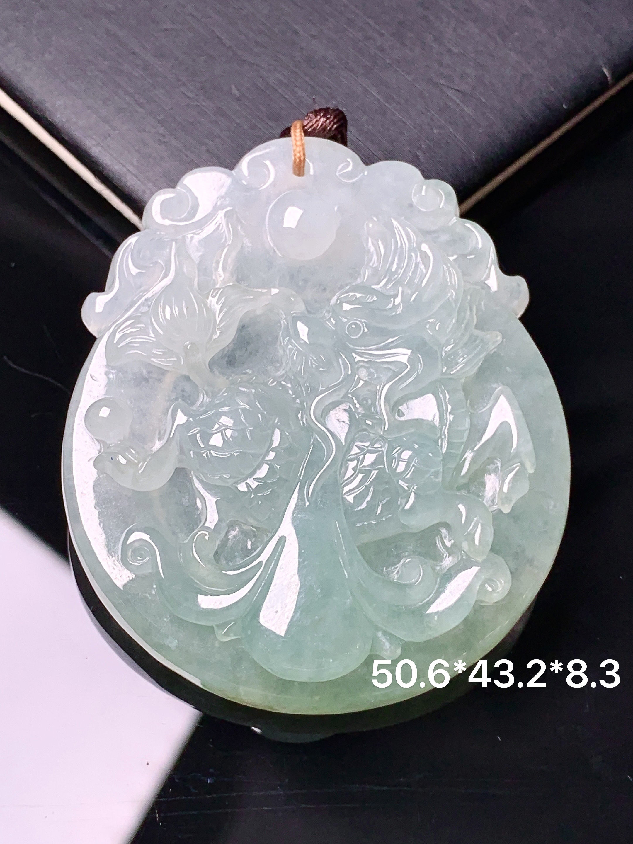 飘绿龙牌吊坠 玉质细腻 色泽艳丽清新 水润亮眼 整体尺寸50.6*43.2*8.3b2