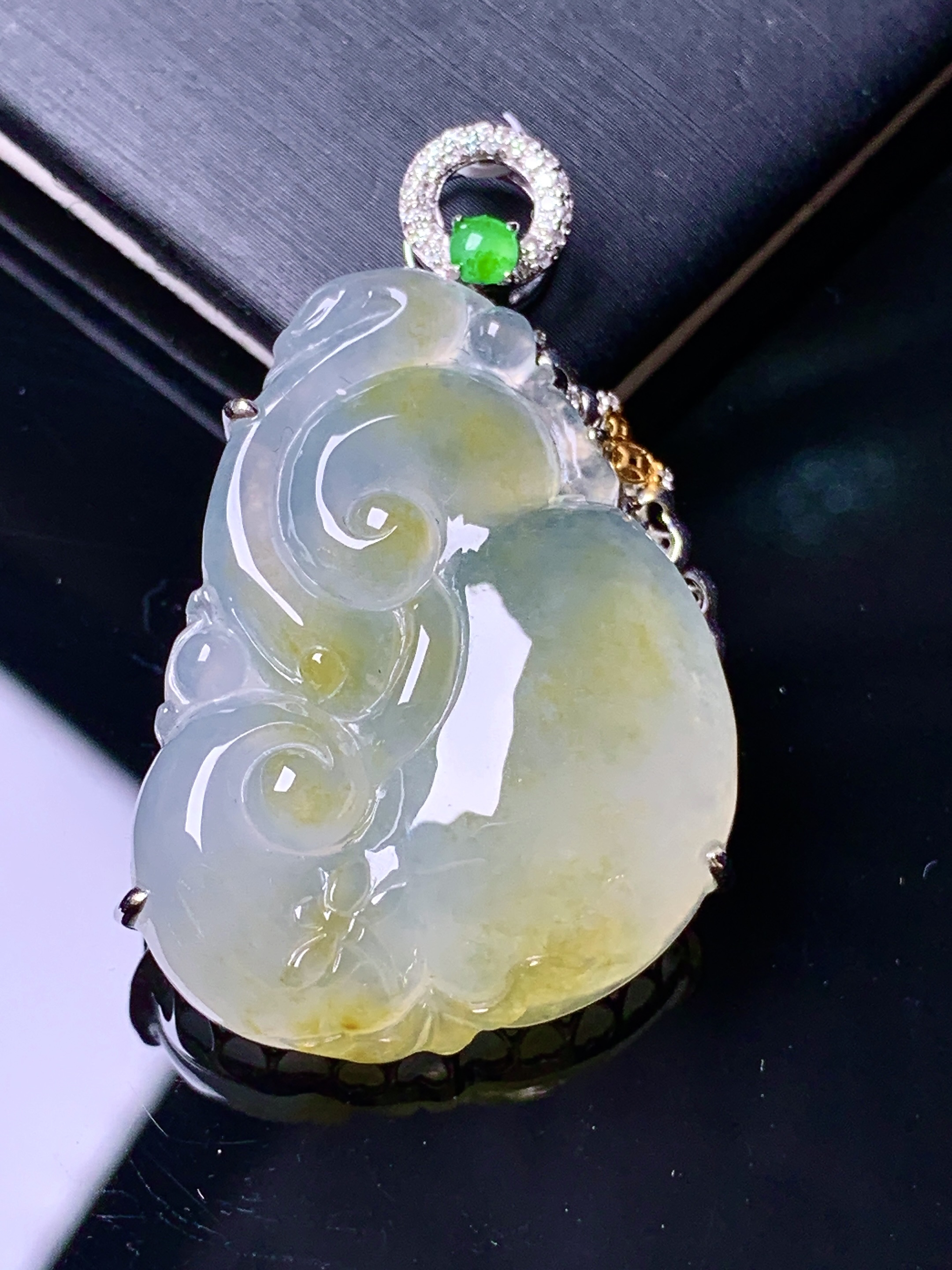 18k金钻镶嵌冰种飘黄翡如意吊坠 玉质细腻 色泽艳丽清新 水润亮眼 整体尺寸39.5*23.8*8.8b1