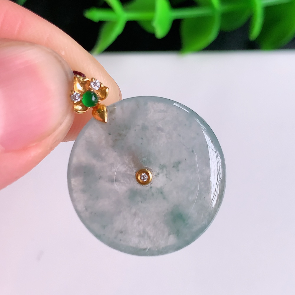 18k金扣冰润飘花平安扣吊坠，厚装饱满，冰润剔透，细腻水足，种质润泽，飘花灵动，佩戴优雅大气，W01.11   尺寸：26.5-21.2-4mm