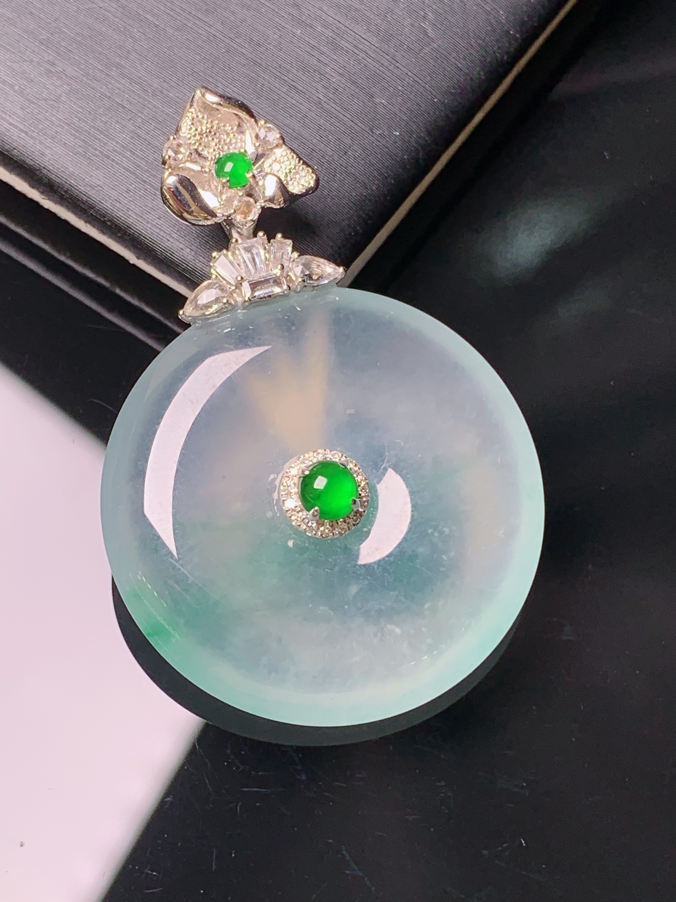 18k金钻镶嵌冰种平安扣吊坠 玉质细腻 色泽艳丽清新 水润亮眼 整体尺寸39.5*26.6*5.6c5