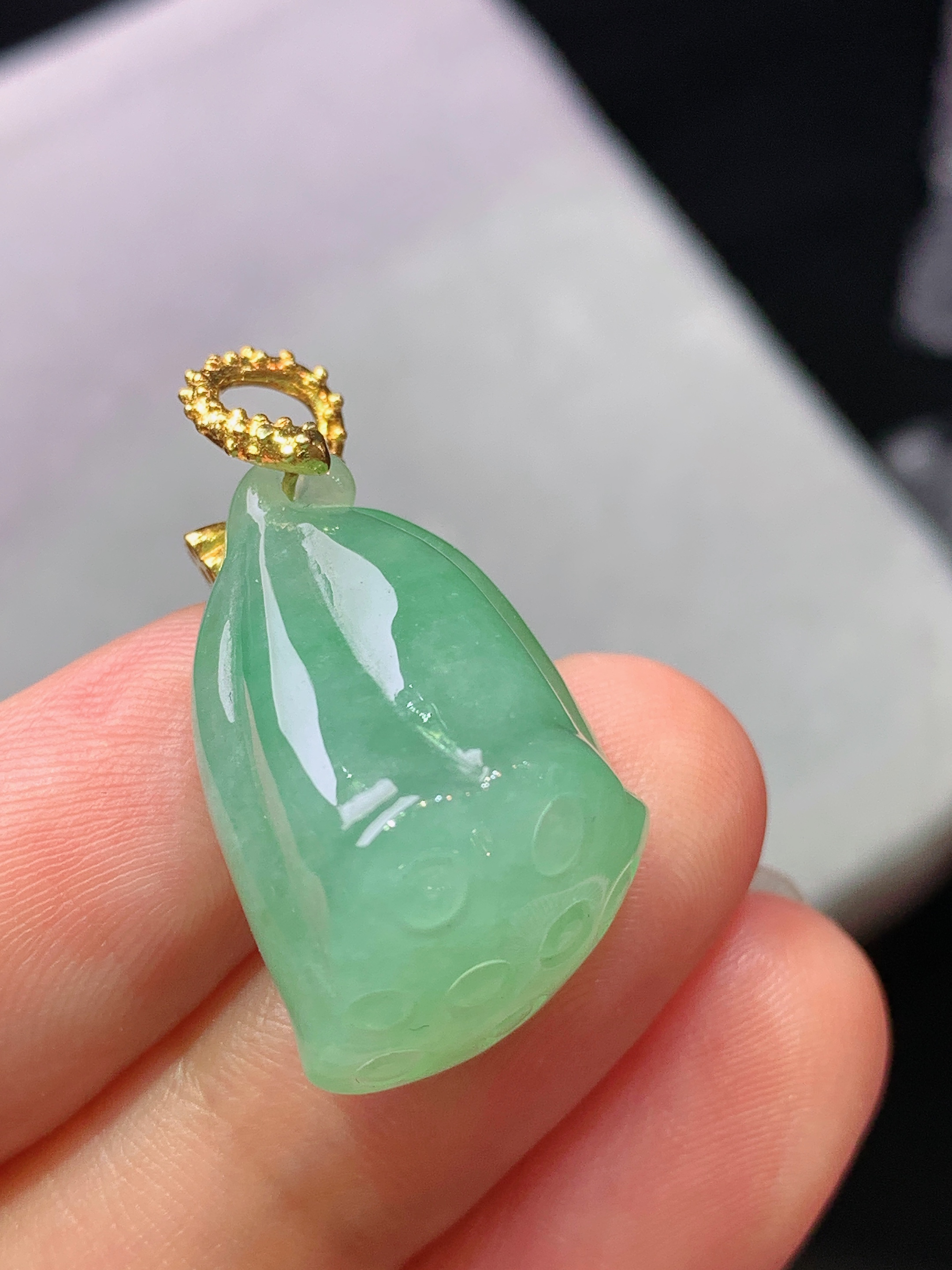18k金镶嵌冰种浅绿莲蓬吊坠 玉质细腻 色泽艳丽清新 水润亮眼 整体尺寸28*14.8*13.3m1