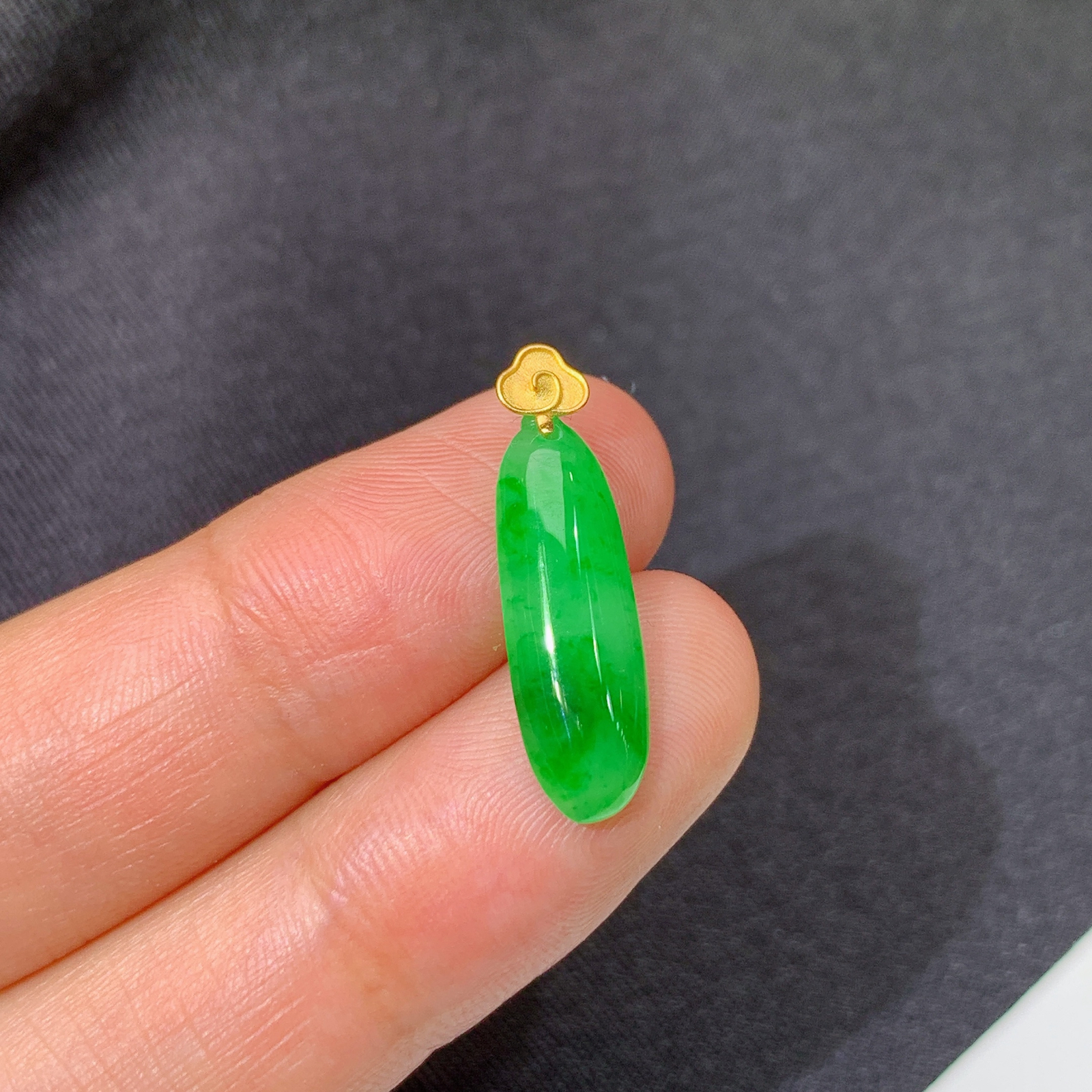 阳绿福瓜吊坠，18k金扣头，冰润细腻，色阳，种水足 Ax 尺寸22.3*5.9*2.8