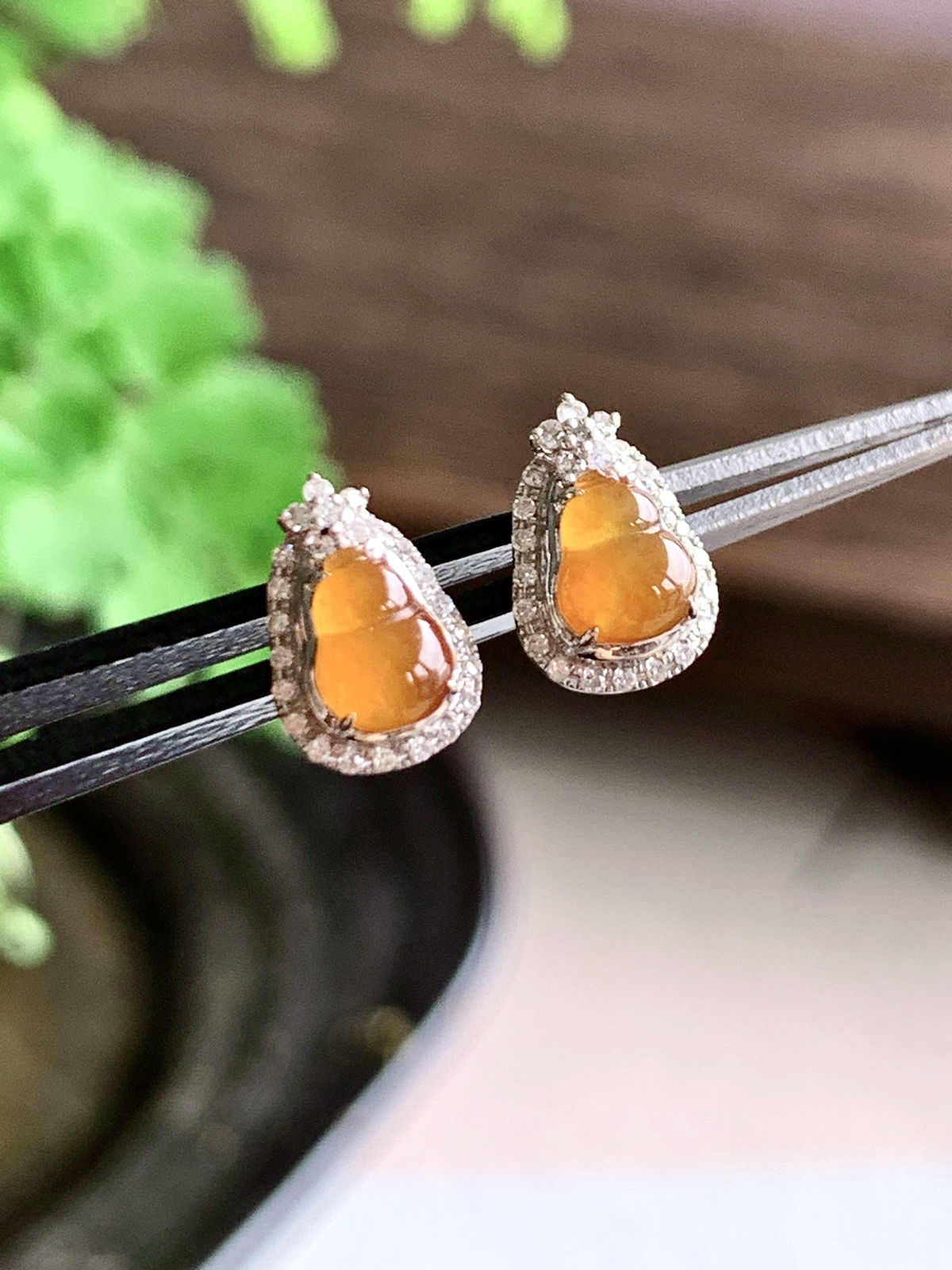 【镶嵌】️冰黄翡葫芦耳钉
【说明】缅料  18k金镶嵌 性价比高  
【整体】9.4-6.5-4.