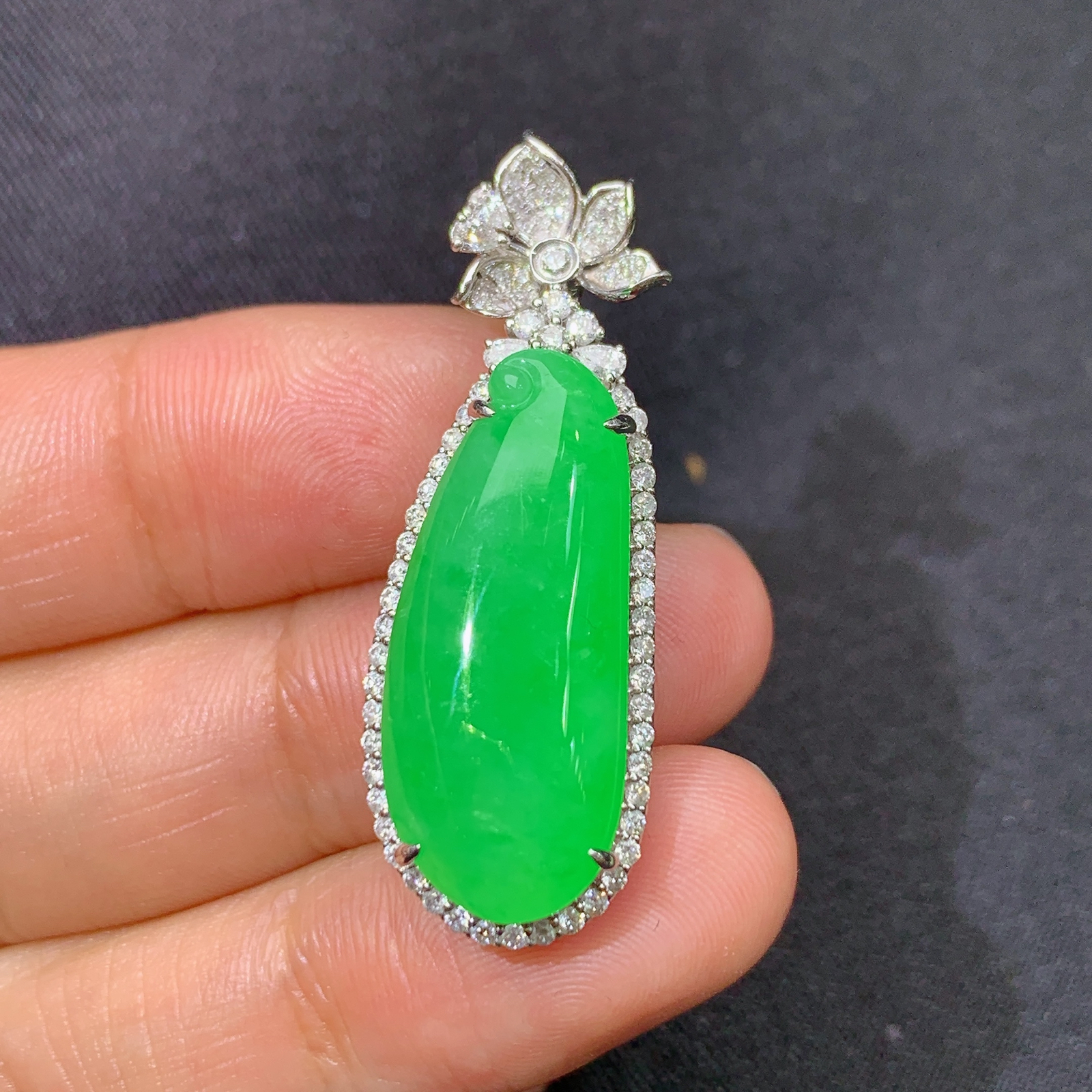 阳绿福瓜吊坠，18k金镶嵌，冰润色阳，玉质细腻，种水足，y5 尺寸37.2*13*10.4