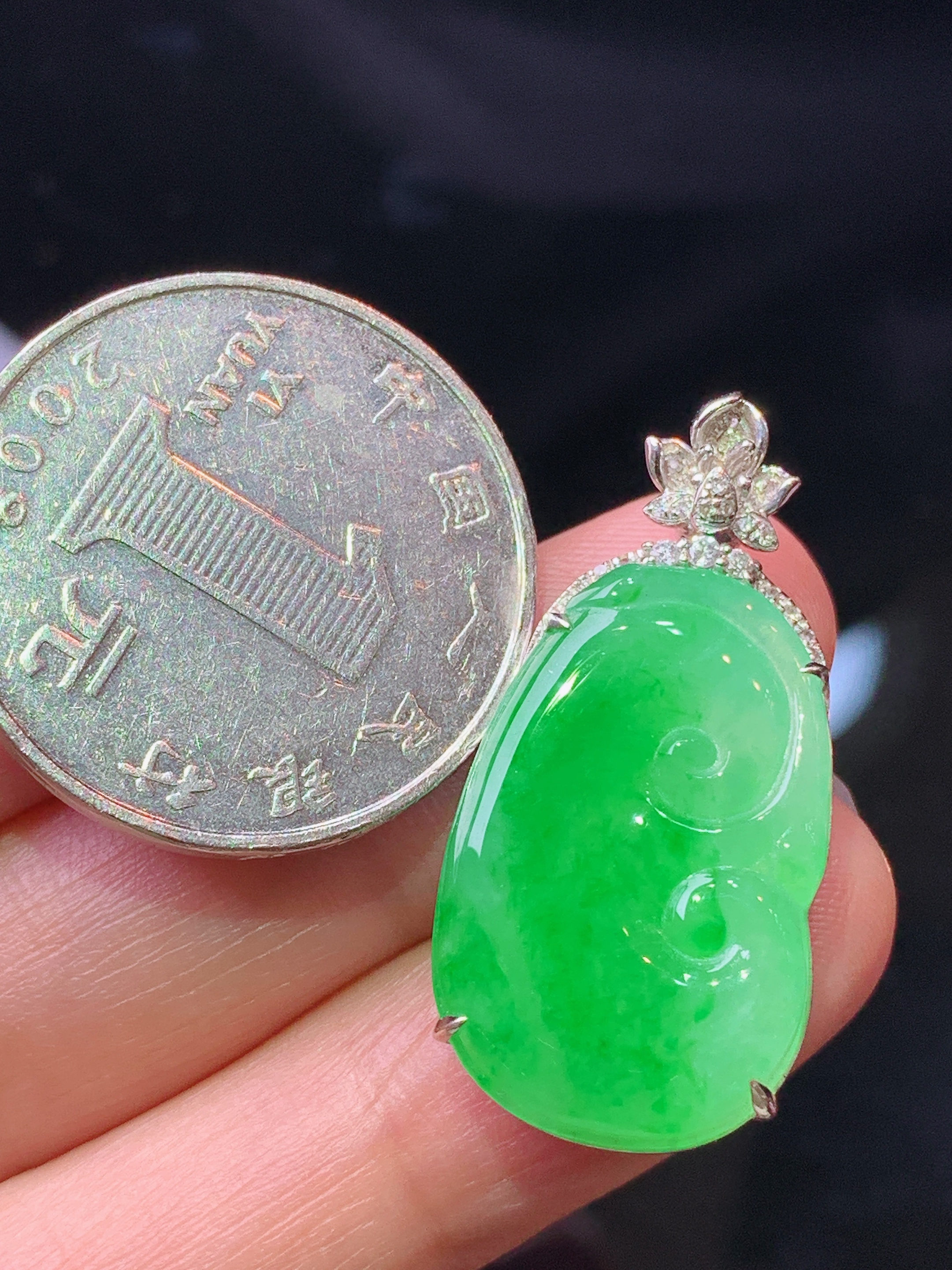 18k金钻镶嵌翠绿如意吊坠 玉质细腻 色泽艳丽清新 水润亮眼 整体尺寸31.5*15.5*5.6z1