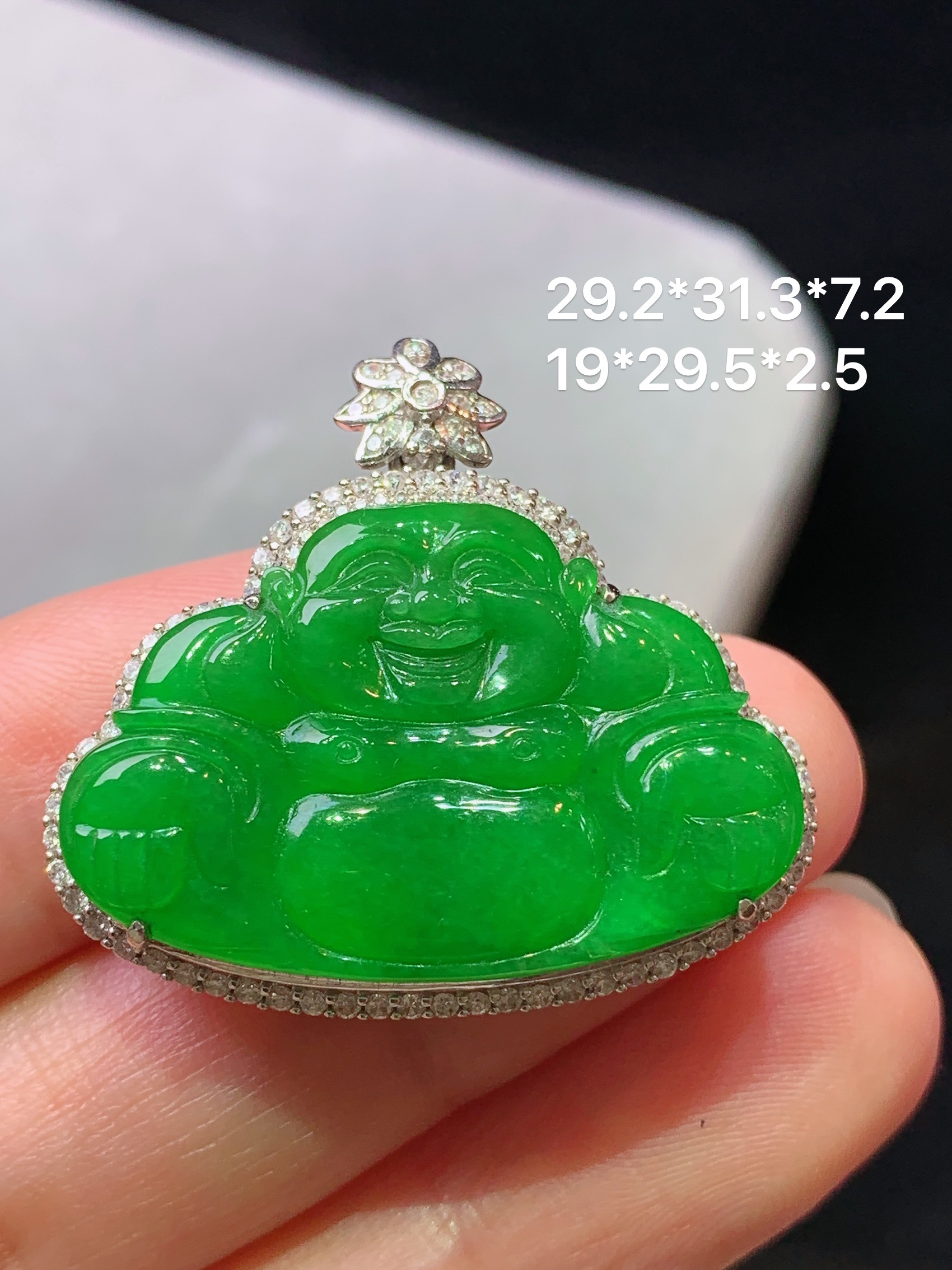 18k金钻镶嵌满绿佛公吊坠 玉质细腻 色泽艳丽清新 水润亮眼 整体尺寸29.2*31.3*7.2j3