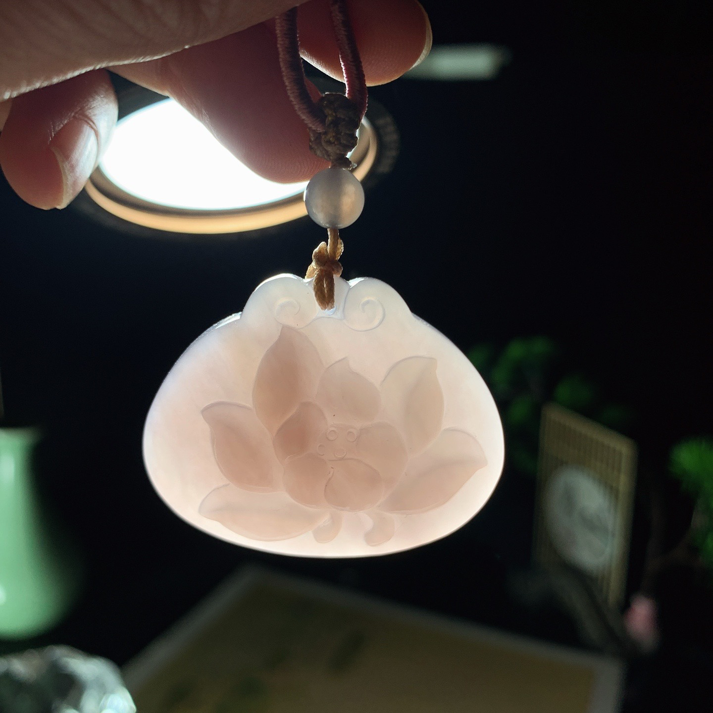 和田玉青海料烟紫花开富贵挂件。尺寸32/39:10重21.5克。玉质细腻油润。手推出油。佩戴高端典雅。lt260410