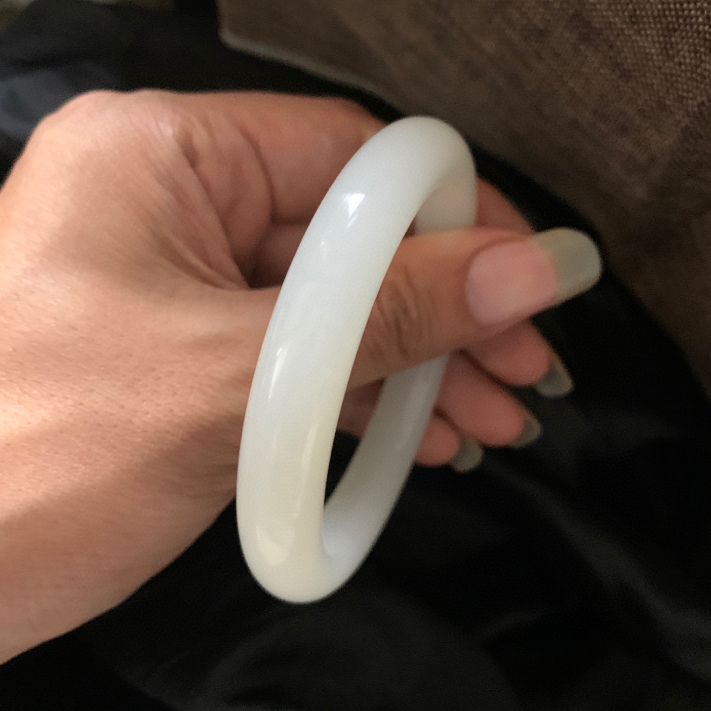 58.5圈口和田玉羊脂白玉手镯，和田玉58.5圈口手镯，镯型古朴典雅。在诗情画意的雨巷相遇，你是我腕间的一抹风情，有你眸有深情.清风荡漾湖间静水，我愿俯身低眉，在烟波涟漪处寻