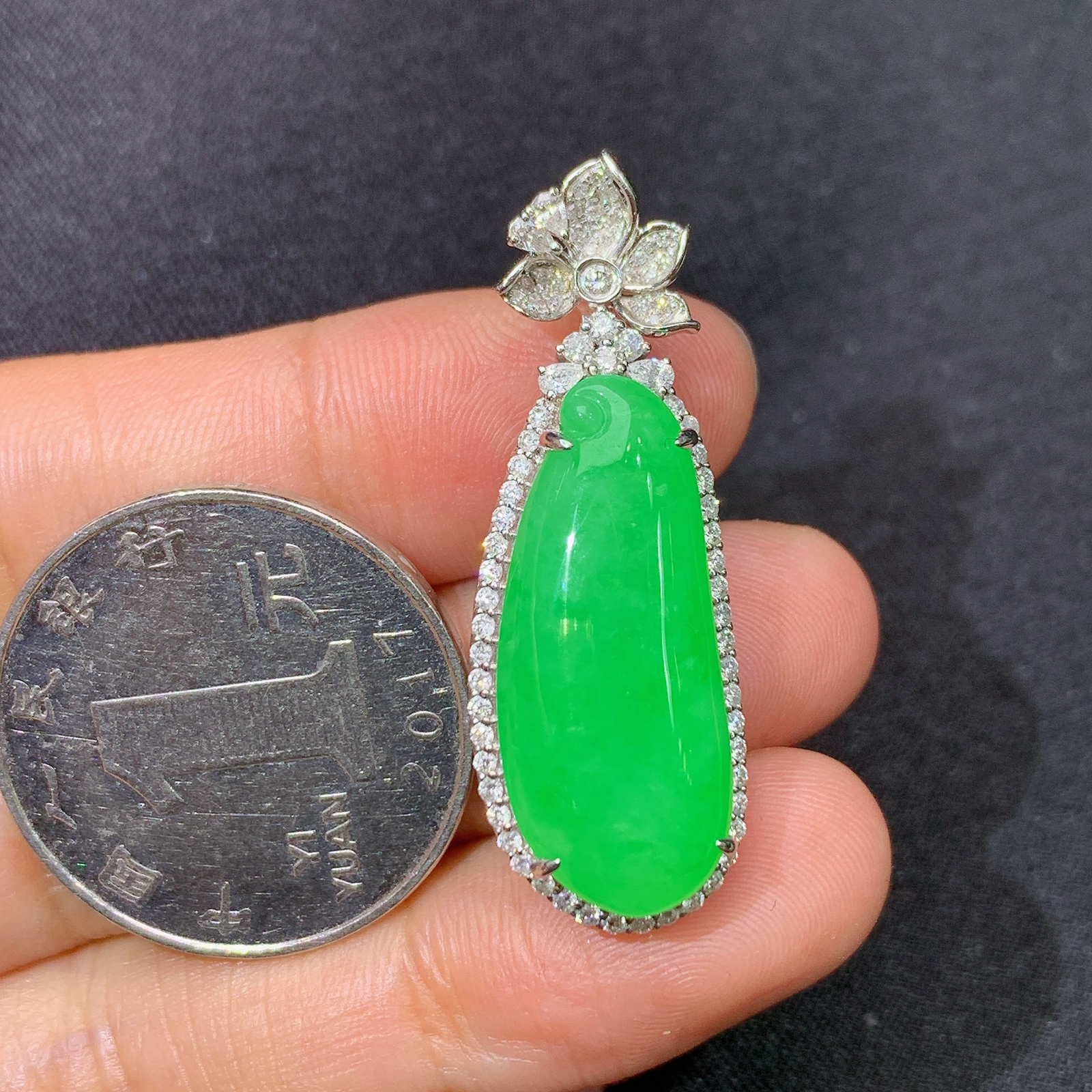 阳绿福瓜吊坠，18k金镶嵌，冰润色阳，玉质细腻，种水足，y5 尺寸37.2*13*10.4