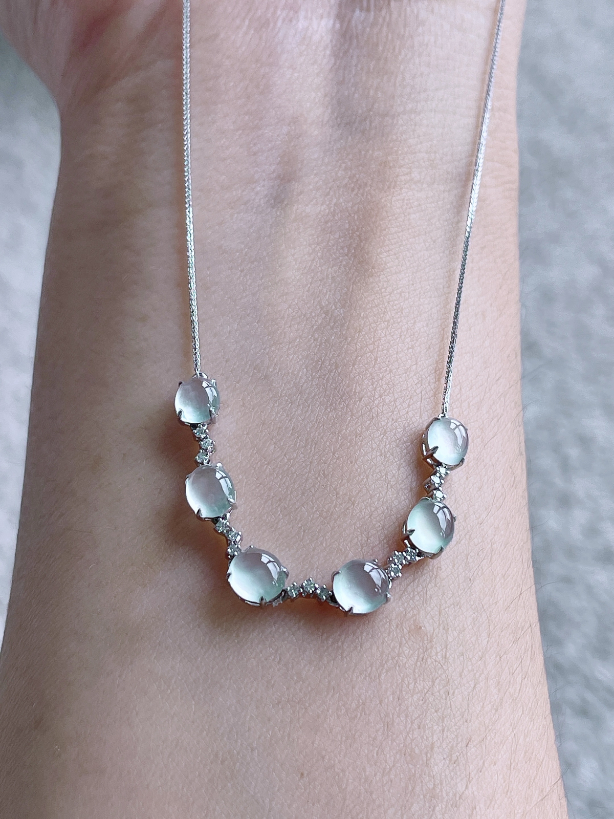 【镶嵌】冰蛋面项链
【说明】缅料 18k金镶嵌 性价比高  
【裸石】5.6-5.1-2.6..