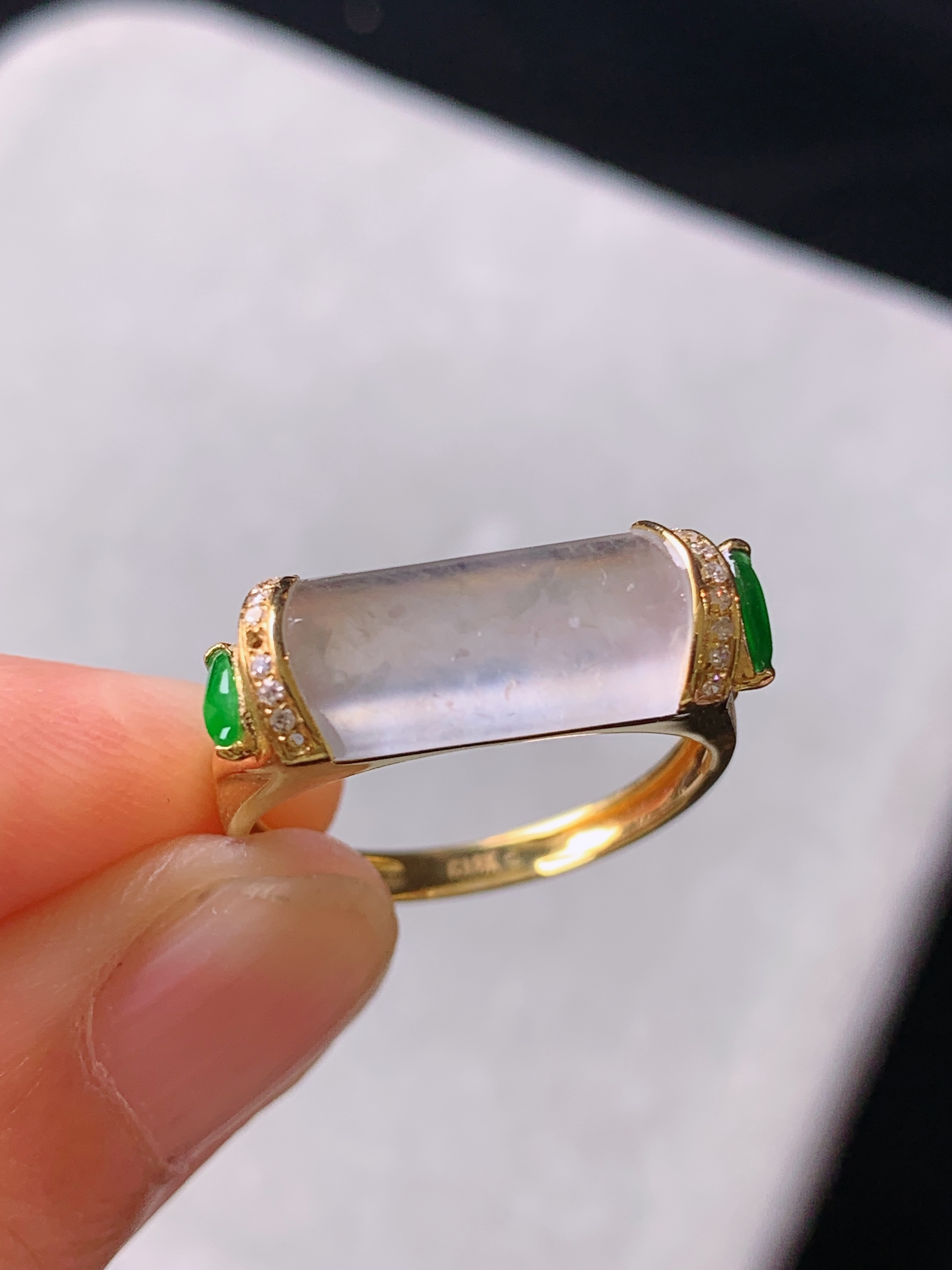 18k金钻镶嵌冰种玉柱 玉质细腻 色泽艳丽清新 水润亮眼 圈口14.5 裸石尺寸6.8*13.8*3