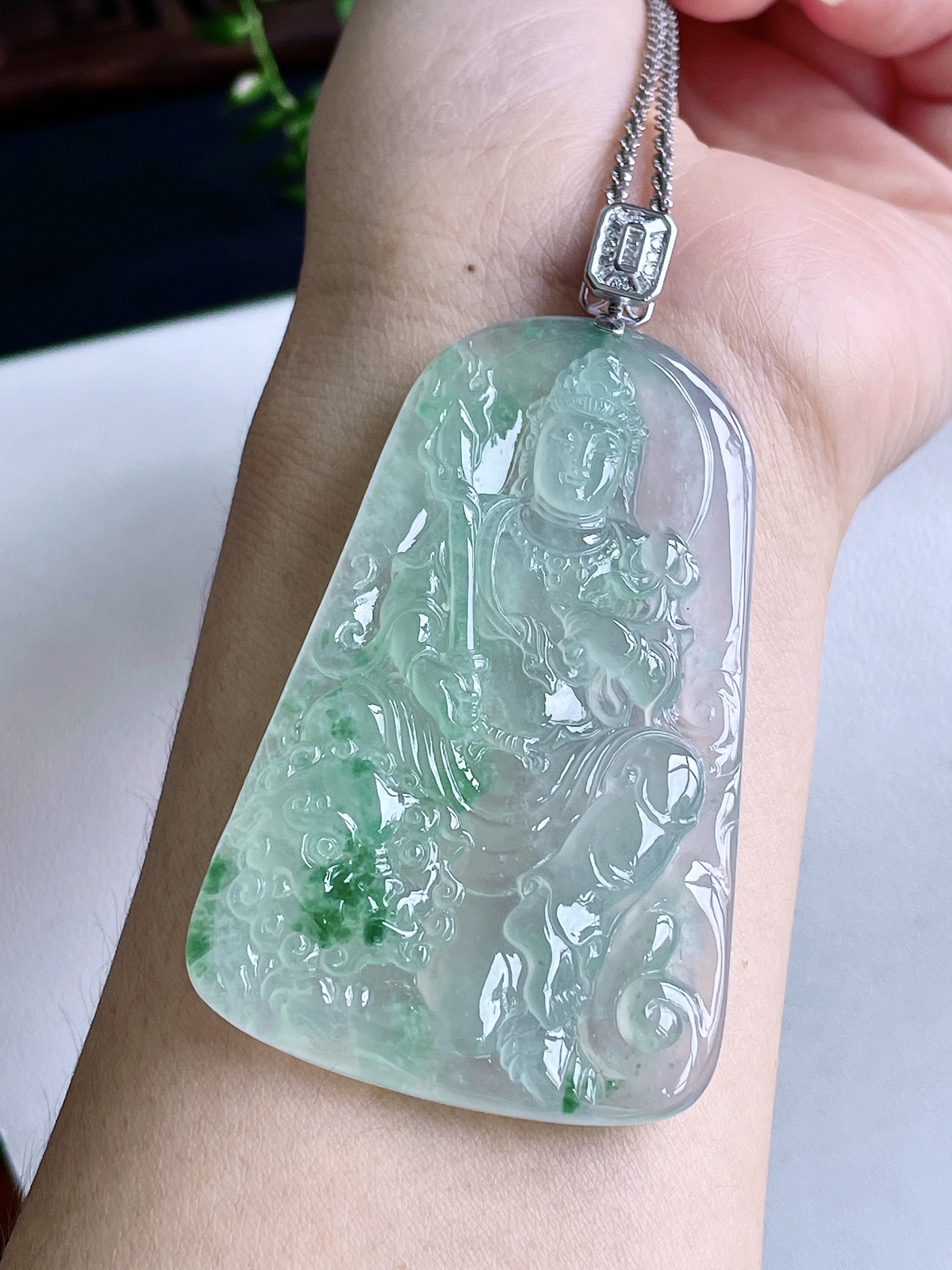 【镶嵌】高冰飘花文殊菩萨牌吊坠  
【说明】缅料 18k金镶嵌 性价比高  
【整体】80.7
【裸石】70-43-6.6