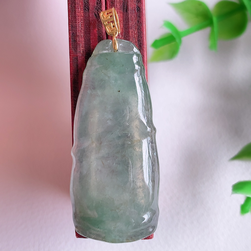 18k金扣冰润竹节翡翠吊坠，寓意“节节高升，官运亨通，前程似锦”竹节比喻美好品德，君子比德于玉，清秀高雅  W01.11尺寸：35.8-16-4.8mm