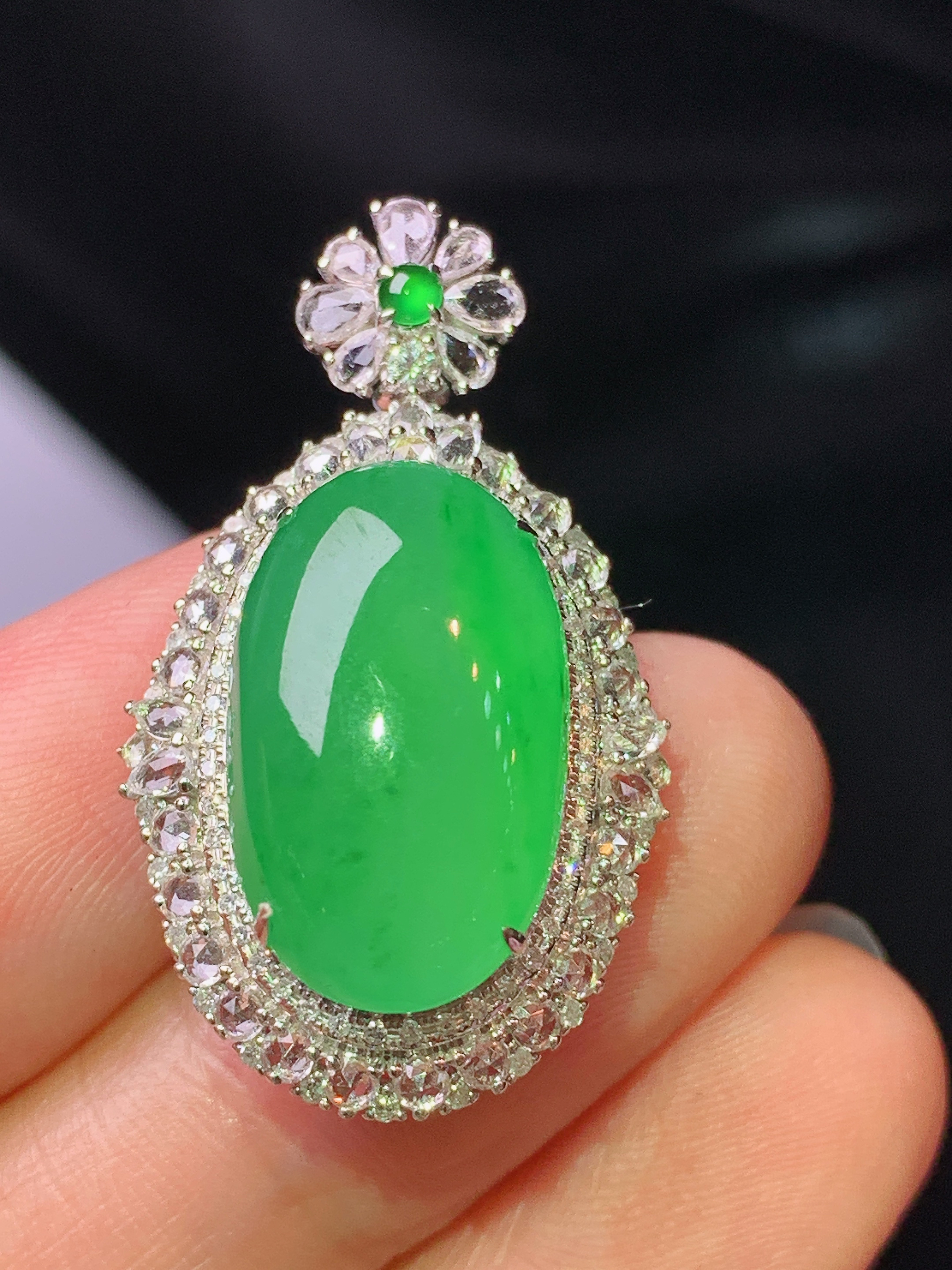 18k金钻镶嵌满绿蛋面吊坠 玉质细腻 色泽艳丽清新 水润亮眼 整体尺寸32*18.5*12c5