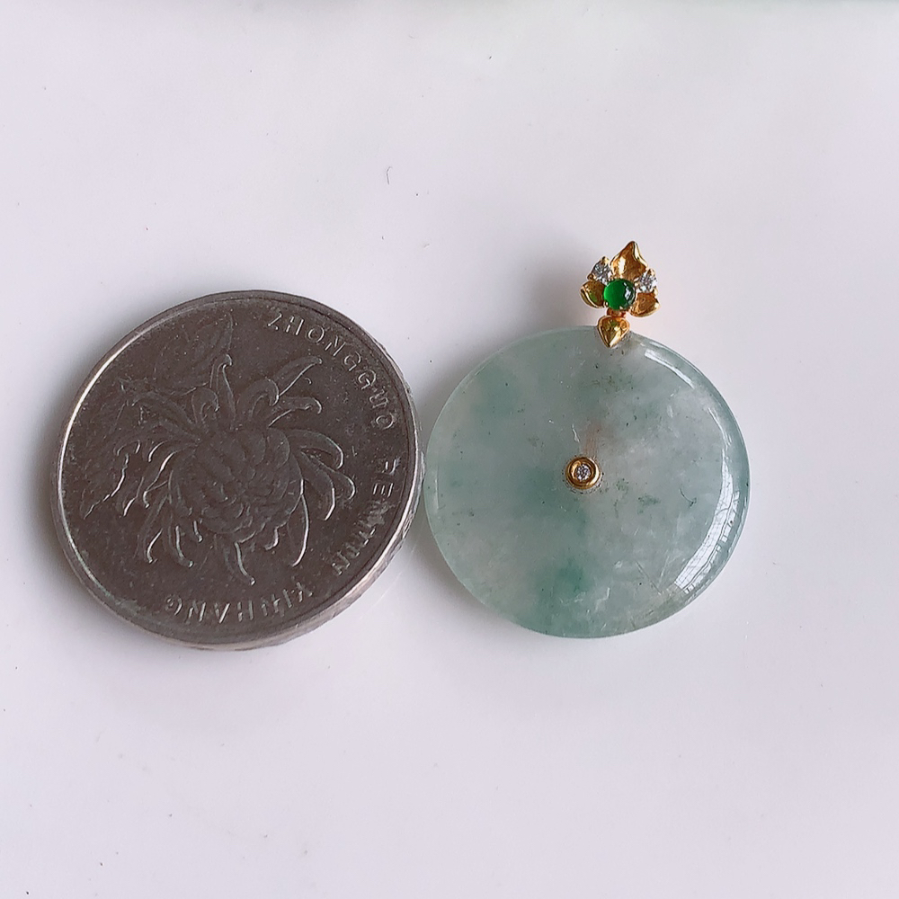 18k金扣冰润飘花平安扣吊坠，厚装饱满，冰润剔透，细腻水足，种质润泽，飘花灵动，佩戴优雅大气，W01.11   尺寸：26.5-21.2-4mm