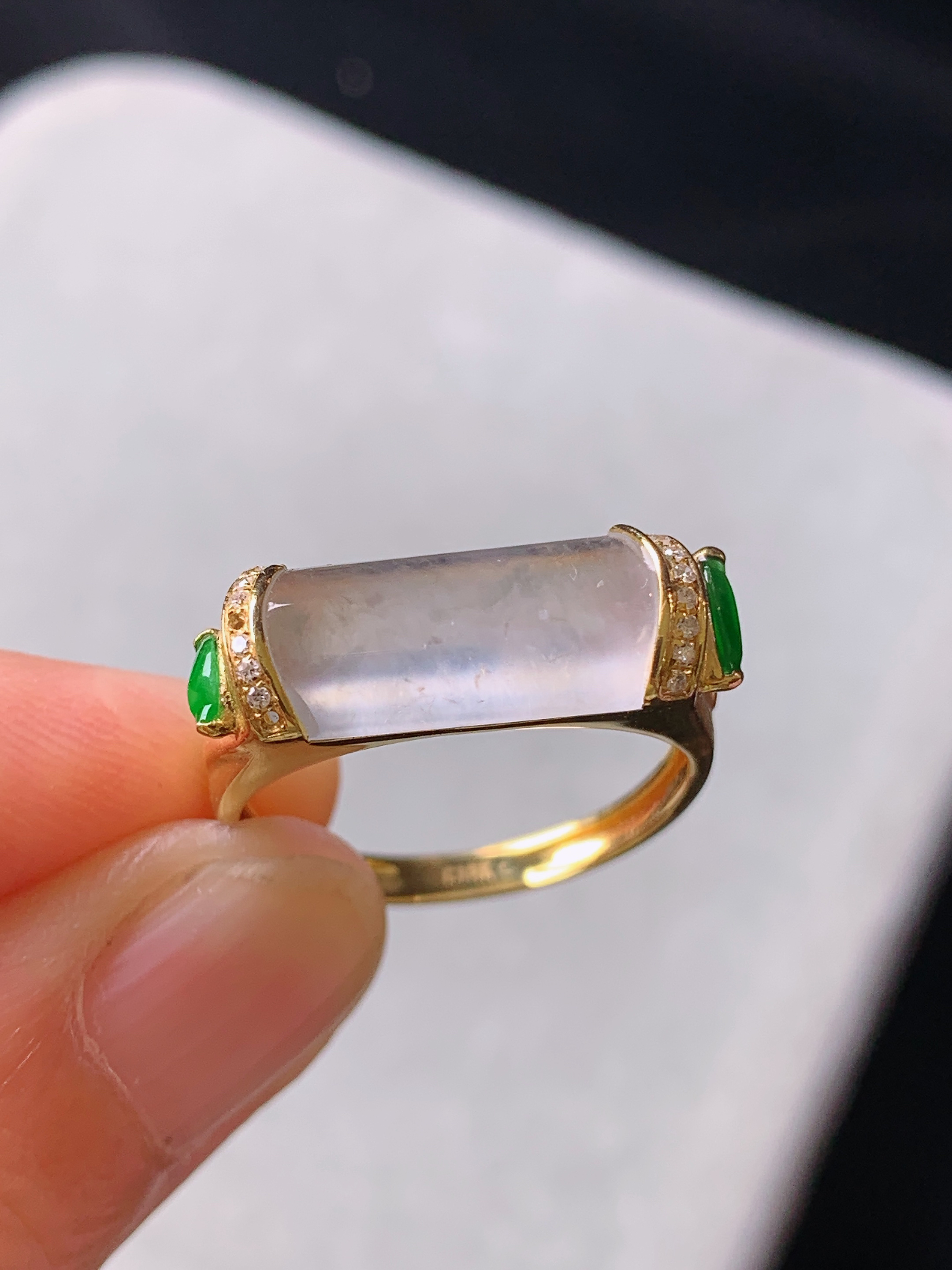 18k金钻镶嵌冰种玉柱 玉质细腻 色泽艳丽清新 水润亮眼 圈口14.5 裸石尺寸6.8*13.8*3.5