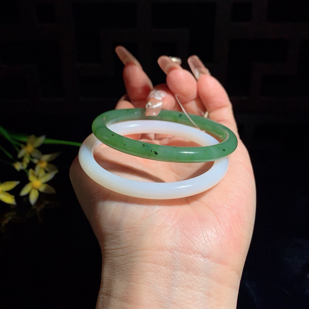 和田玉54圈口白玉加碧玉对镯手镯，玉质细腻油润 底色纯净  无裂无棉 脂粉好，品质好