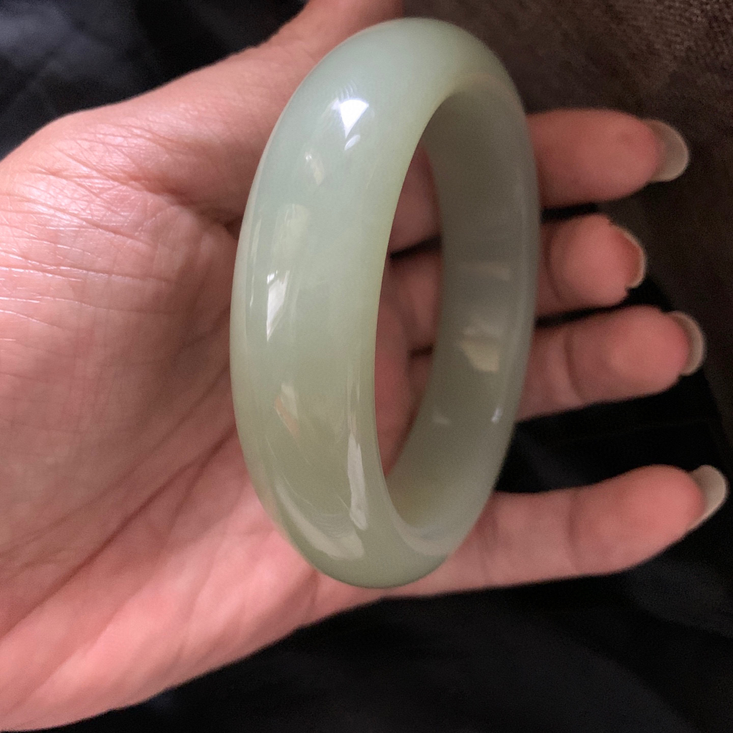 64.5圈口和田玉清水色手镯，和田玉64.5圈口手镯，镯型古朴典雅。在诗情画意的雨巷相遇，你是我腕间的一抹风情，有你眸有深情.清风荡漾湖间静水，我愿俯身低眉，在烟波涟漪处寻