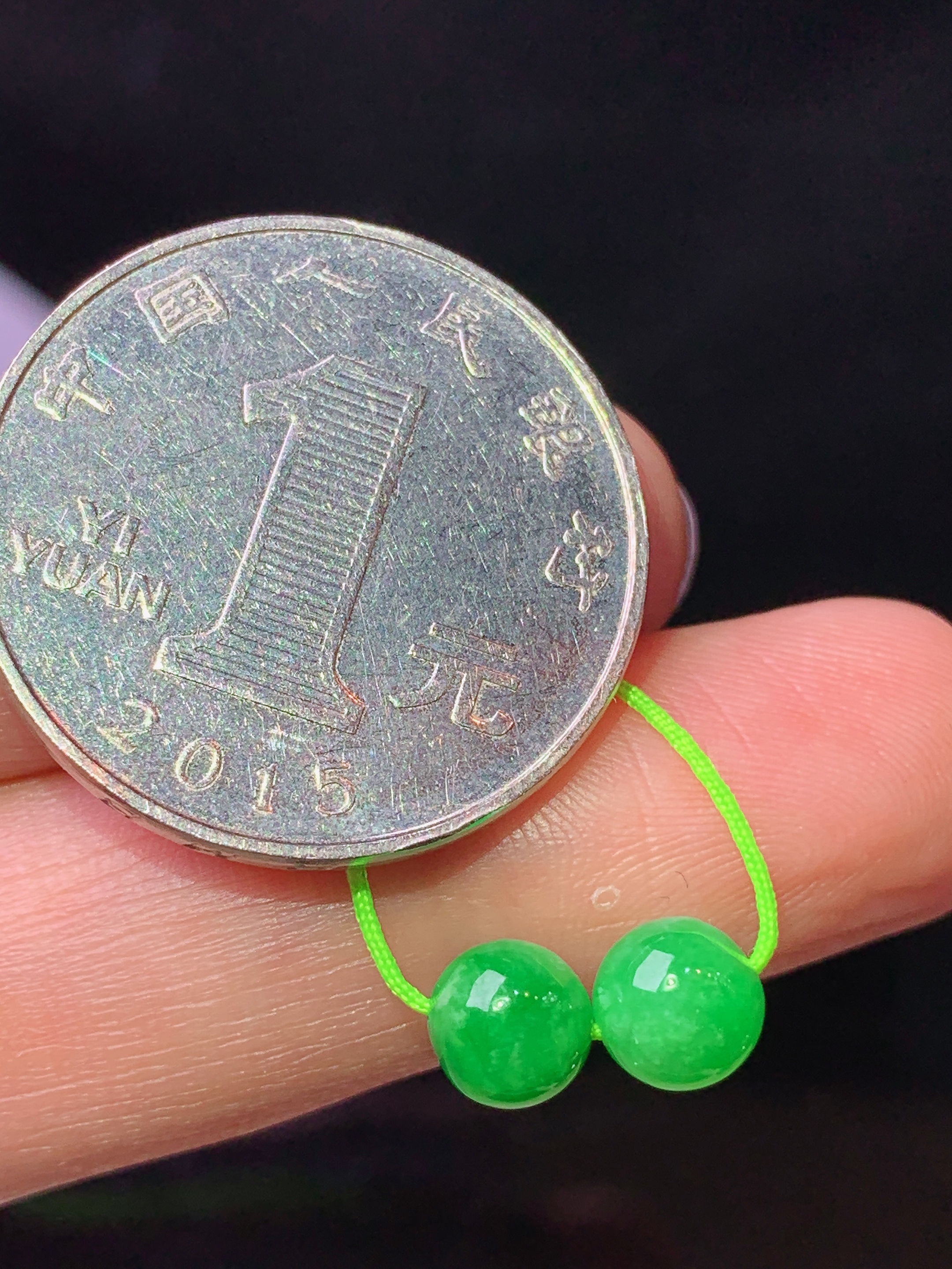 翠绿圆珠一对 玉质细腻 色泽艳丽清新 水润亮眼 整体尺寸6c3