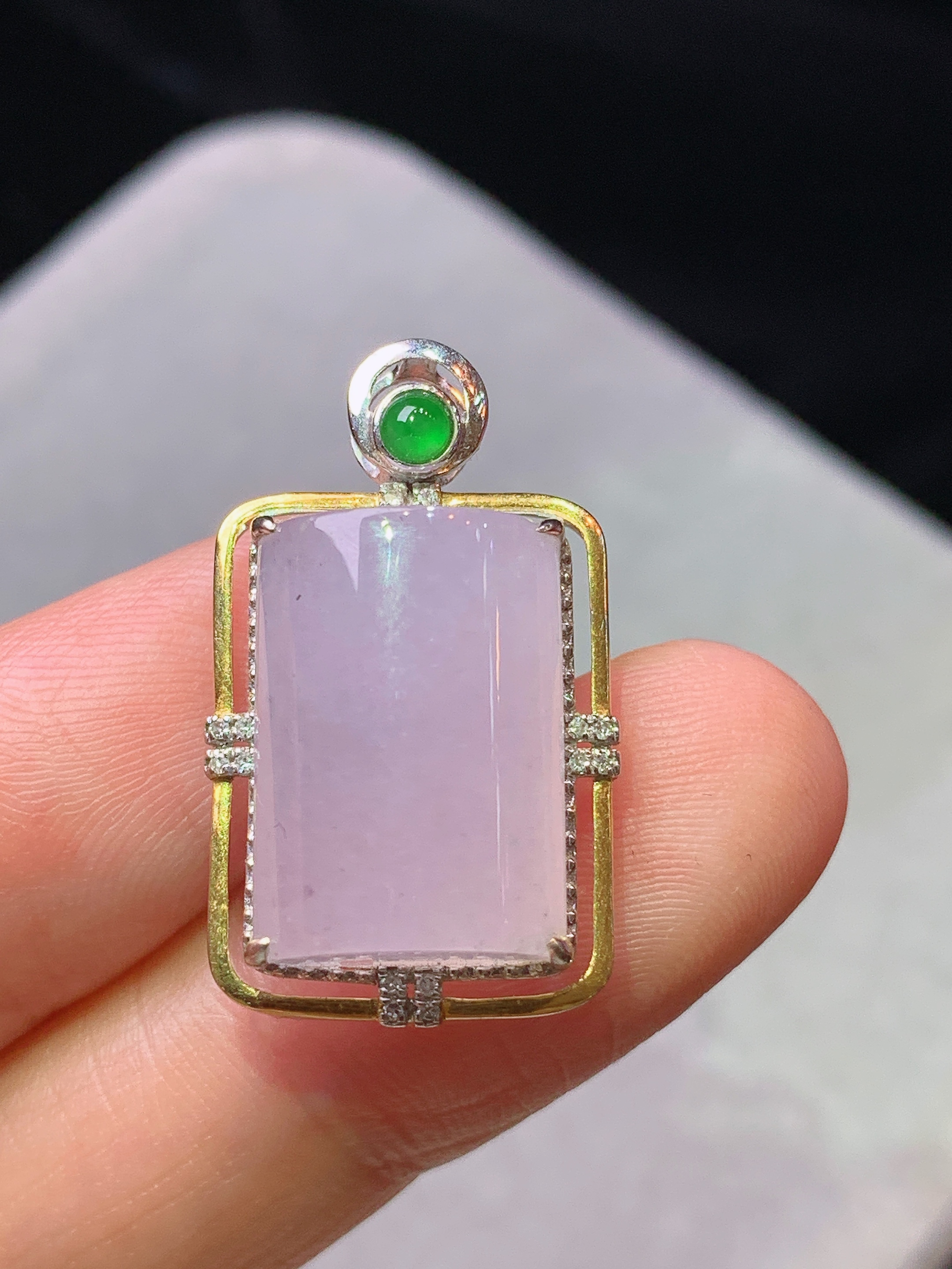 18k金钻镶嵌冰种粉紫罗兰玉柱吊坠 玉质细腻 色泽艳丽清新 水润亮眼 整体尺寸25.5*15.2*8