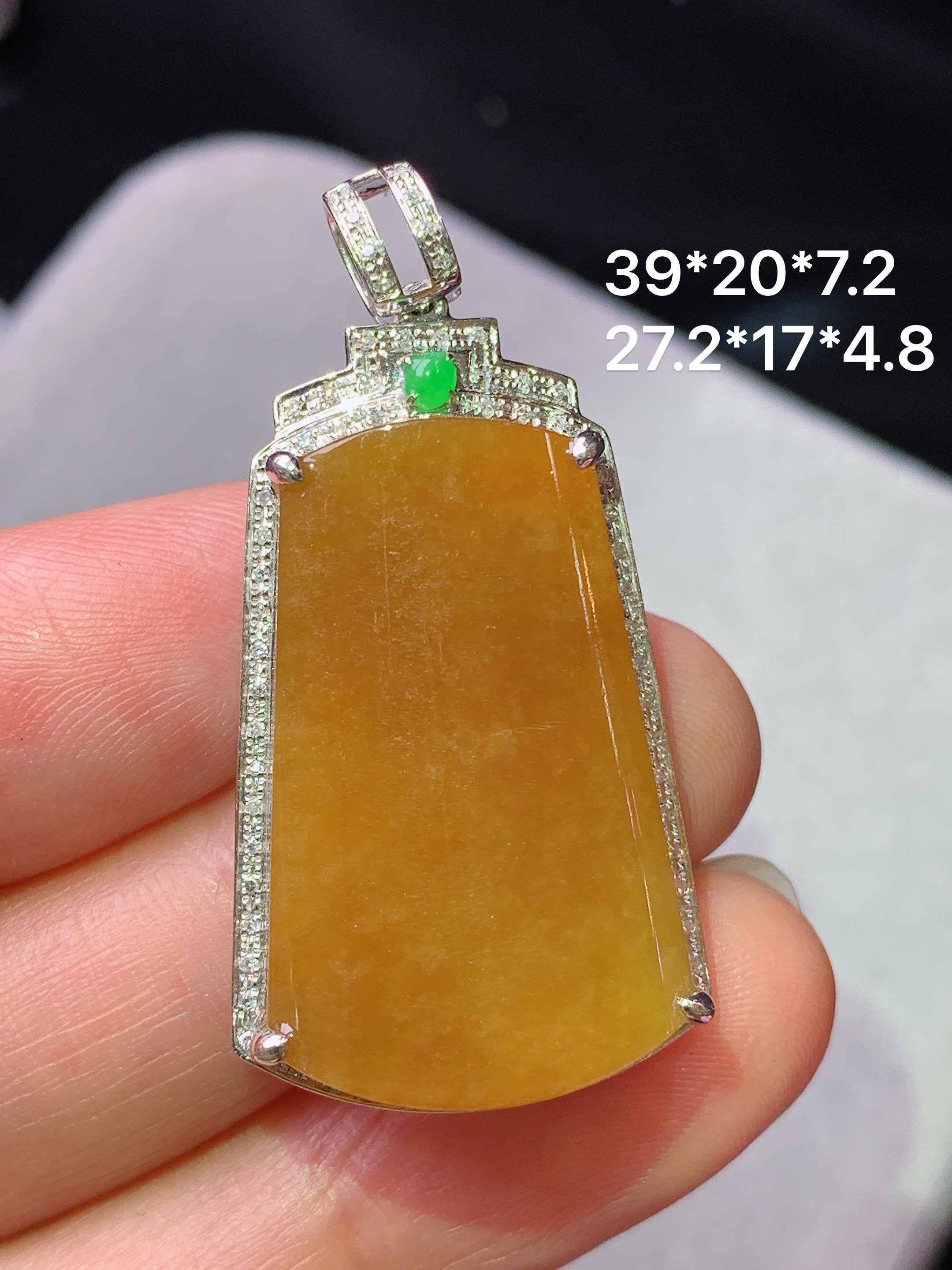 18k金钻镶嵌黄翡无事牌吊坠 玉质细腻 色泽艳丽清新 水润亮眼 整体尺寸39*20*7.2b1