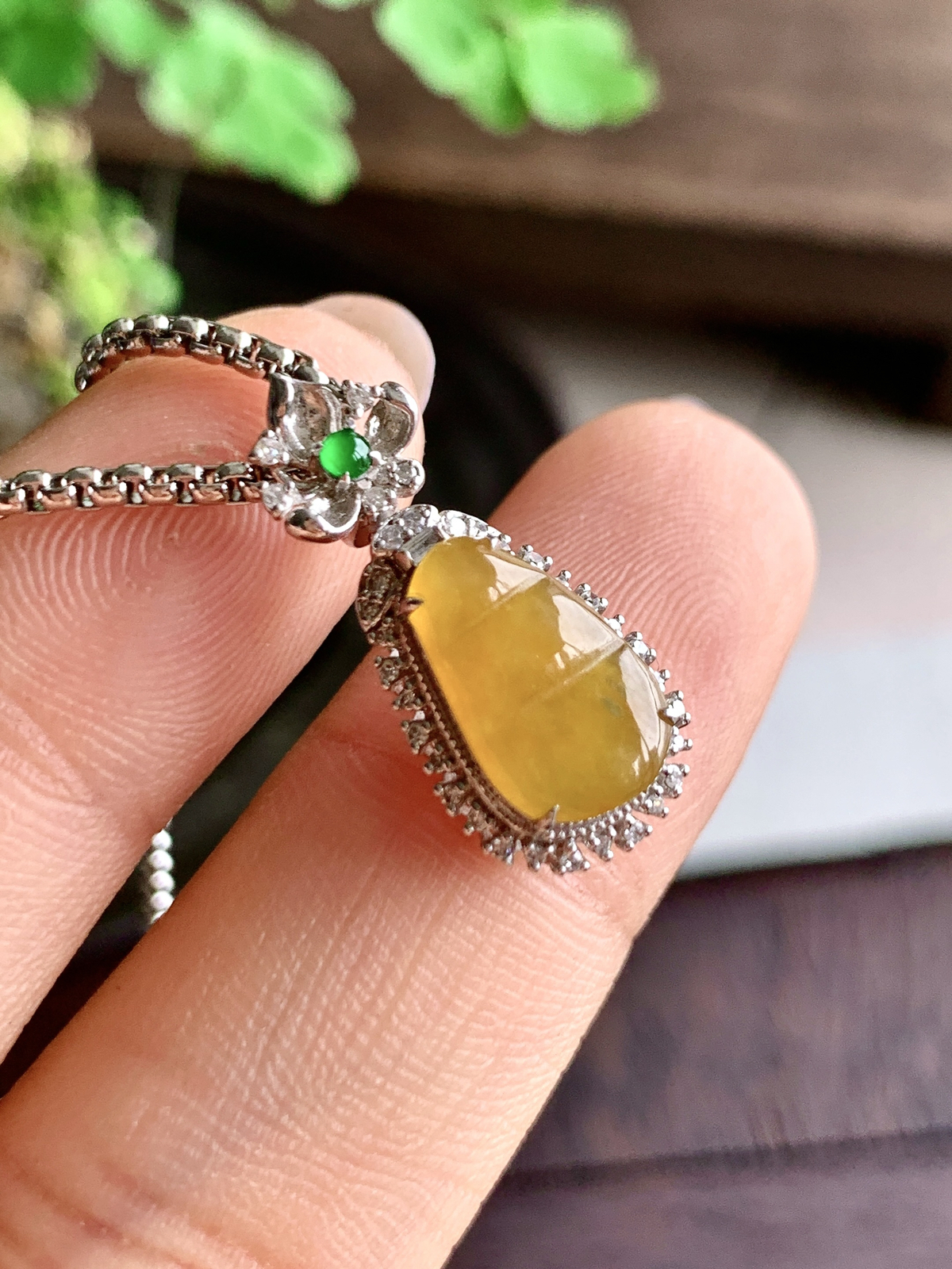 【镶嵌】️冰黄翡豆子福豆吊坠  
【说明】缅料  18k金镶嵌 性价比高  
【整体】22.3-10.3-7.3..