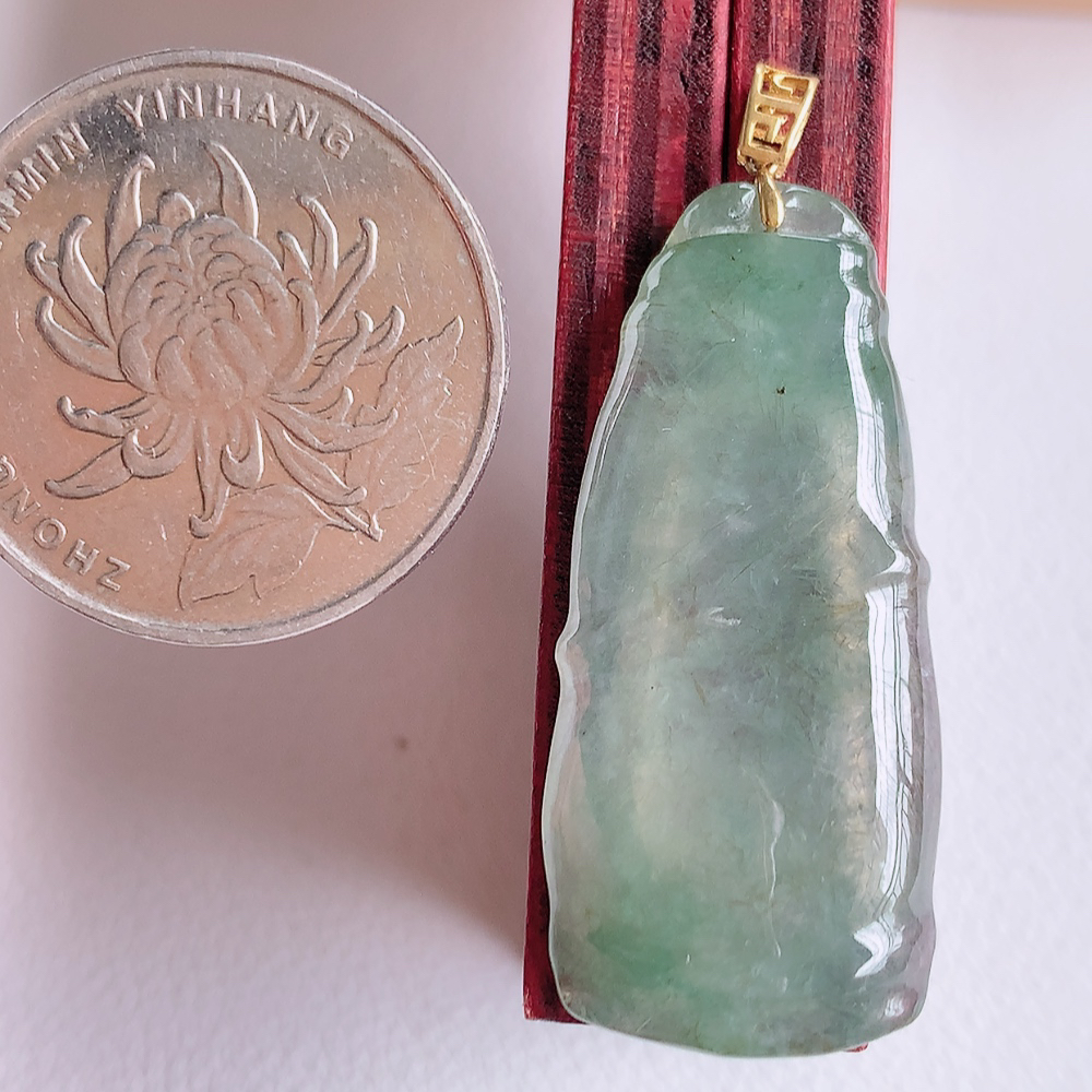 18k金扣冰润竹节翡翠吊坠，寓意“节节高升，官运亨通，前程似锦”竹节比喻美好品德，君子比德于玉，清秀高雅  W01.11尺寸：35.8-16-4.8mm