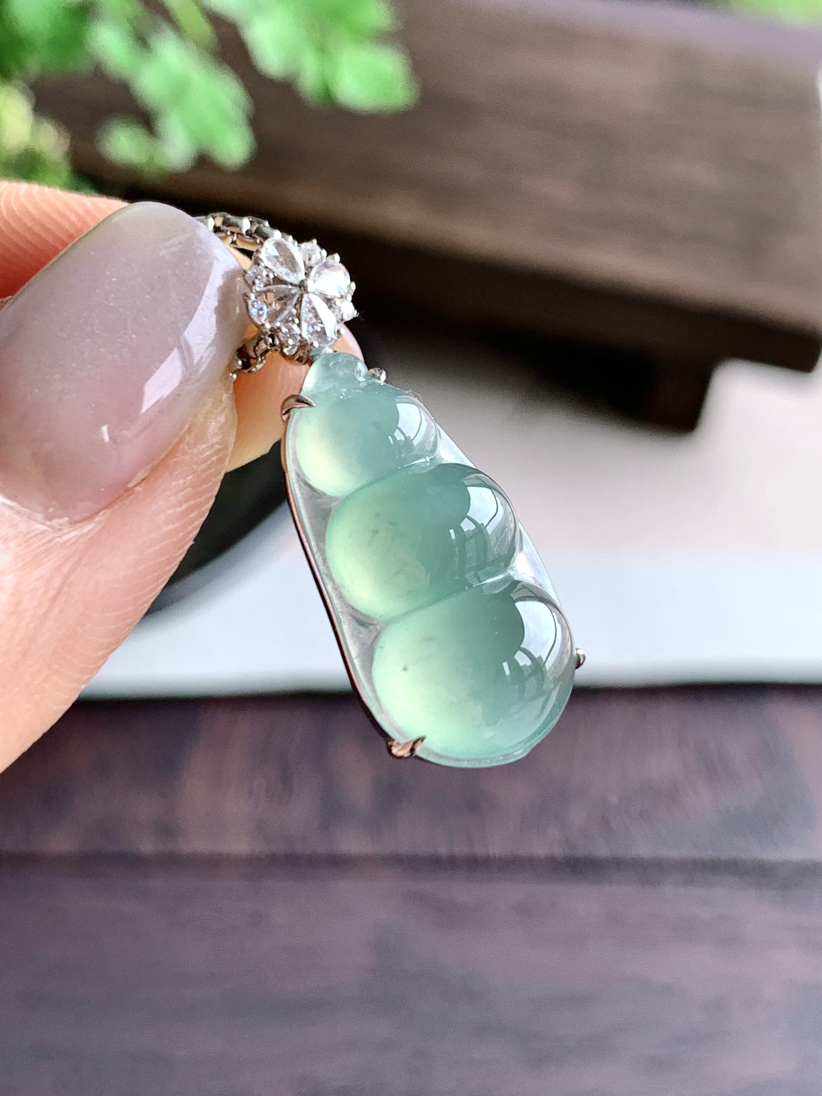 【镶嵌】️冰晴绿豆子福豆吊坠  
【说明】缅料  18k金镶嵌 性价比高  
【整体】29.3-12.1-8