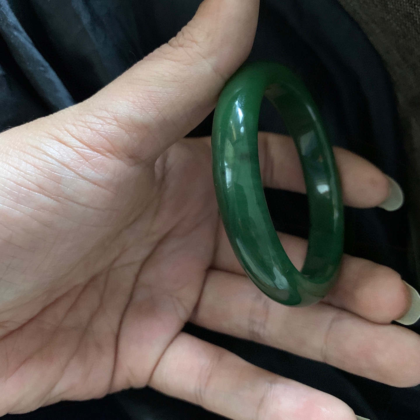 52.6圈口和田玉碧玉菠菜绿手镯，和田玉52.6圈口手镯，镯型古朴典雅。在诗情画意的雨巷相遇，你是我腕间的一抹风情，有你眸有深情.清风荡漾湖间静水，我愿俯身低眉，在烟波涟漪处寻