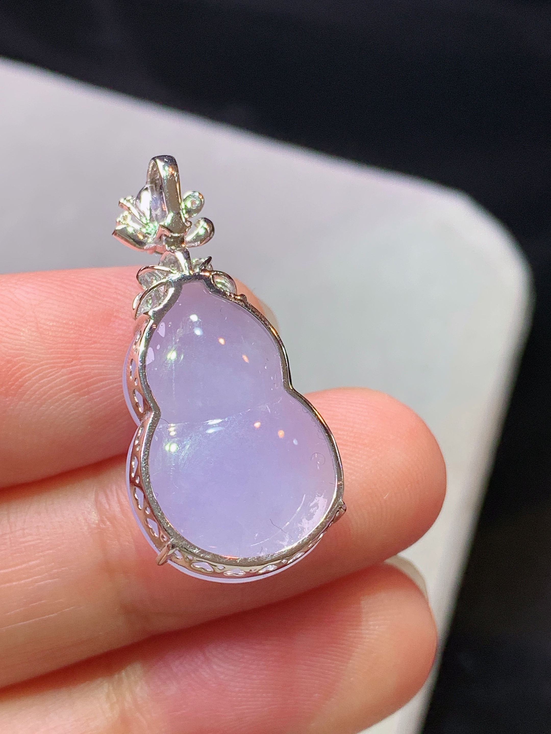 18k金钻镶嵌紫罗兰葫芦吊坠 玉质细腻 色泽艳丽清新 水润亮眼 整体尺寸29.3*14*8.2x5