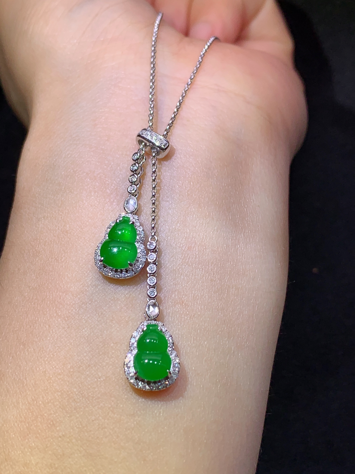 冰阳绿葫芦锁骨链，18k金镶嵌，款式精美，冰润色阳，种水足，Ff 尺寸8.7*5.9*2.2