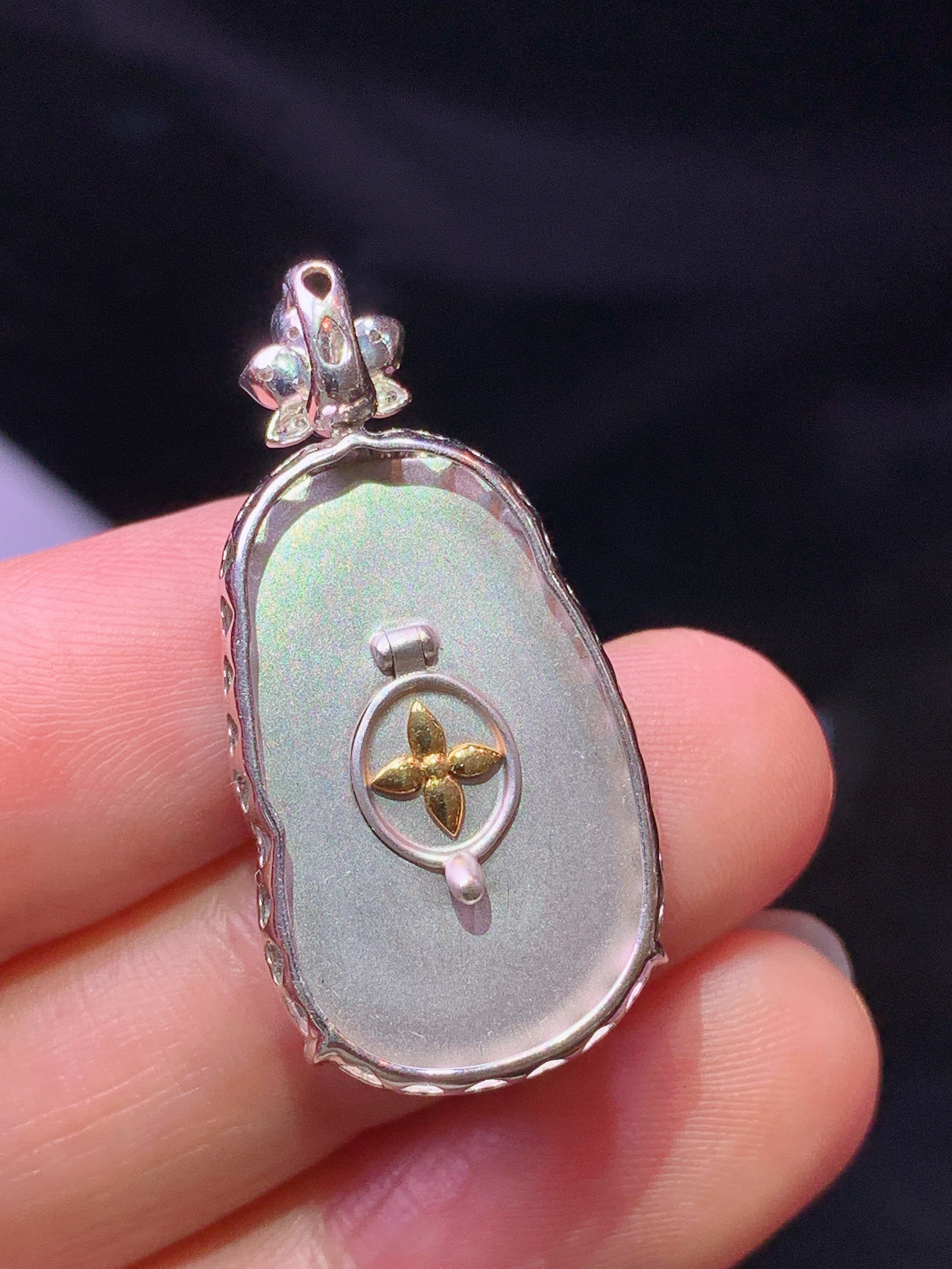 18k金钻镶嵌翠绿如意吊坠 玉质细腻 色泽艳丽清新 水润亮眼 整体尺寸31.5*15.5*5.6z1