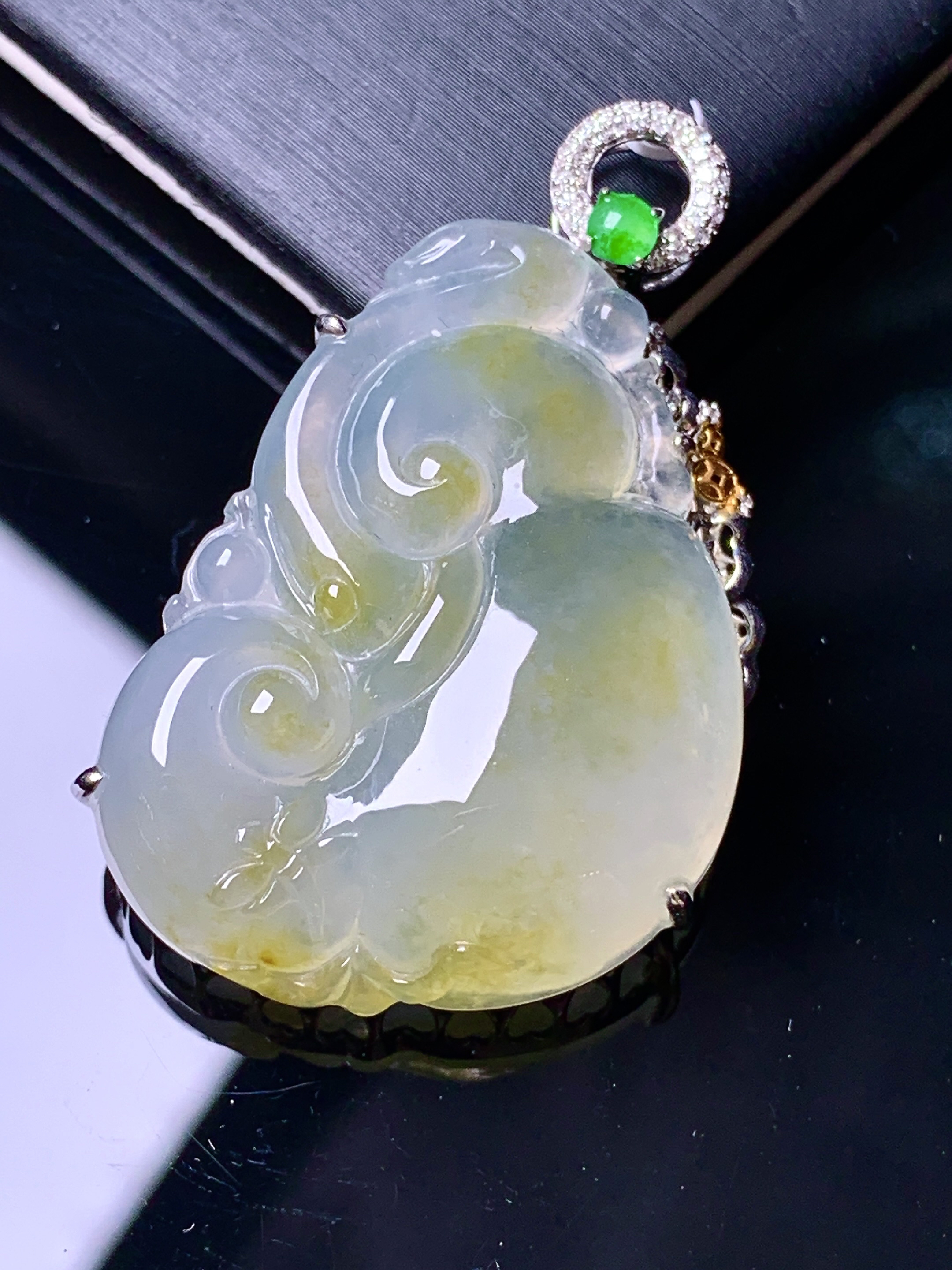 18k金钻镶嵌冰种飘黄翡如意吊坠 玉质细腻 色泽艳丽清新 水润亮眼 整体尺寸39.5*23.8*8.8b1