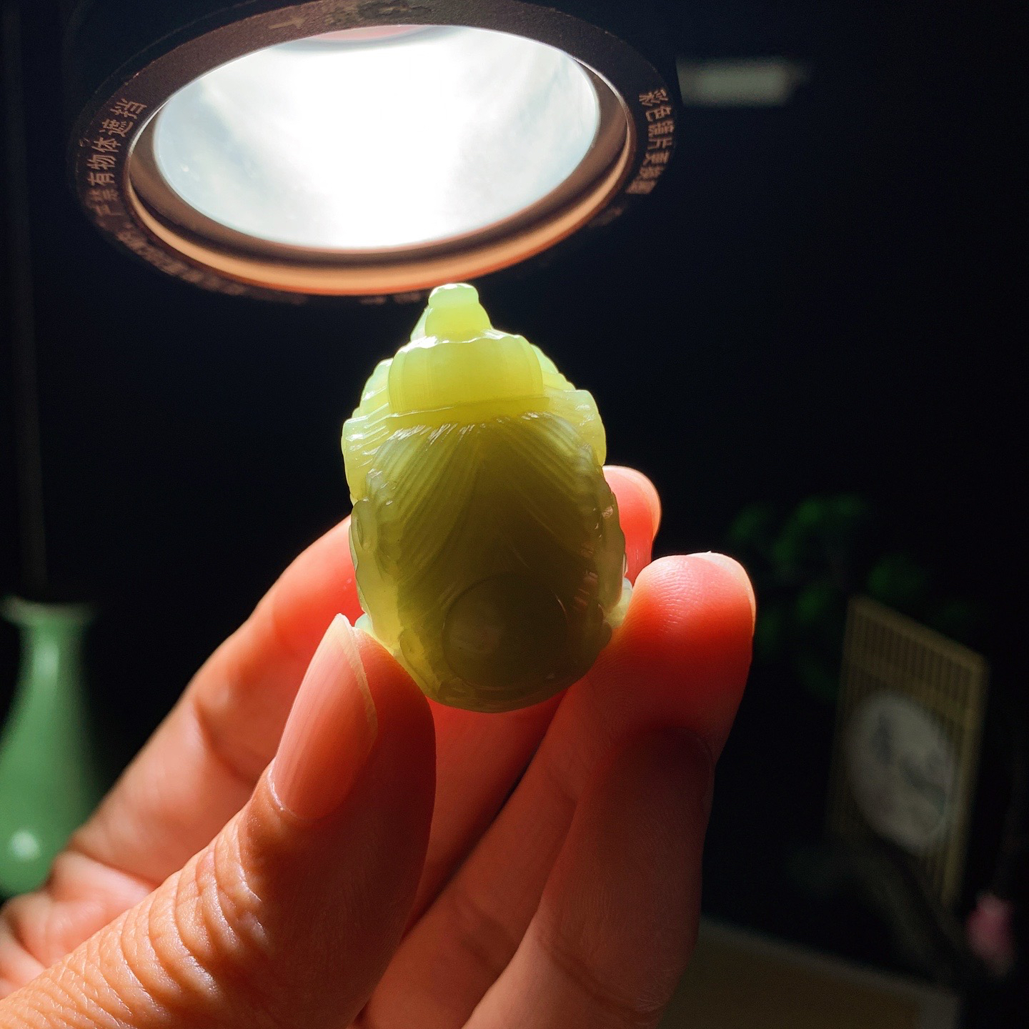 新疆若羌黄口料黄财神挂件。尺寸34/22/17重19克 玉质细腻油润 底色纯净 脂粉好，品质好。lt260410