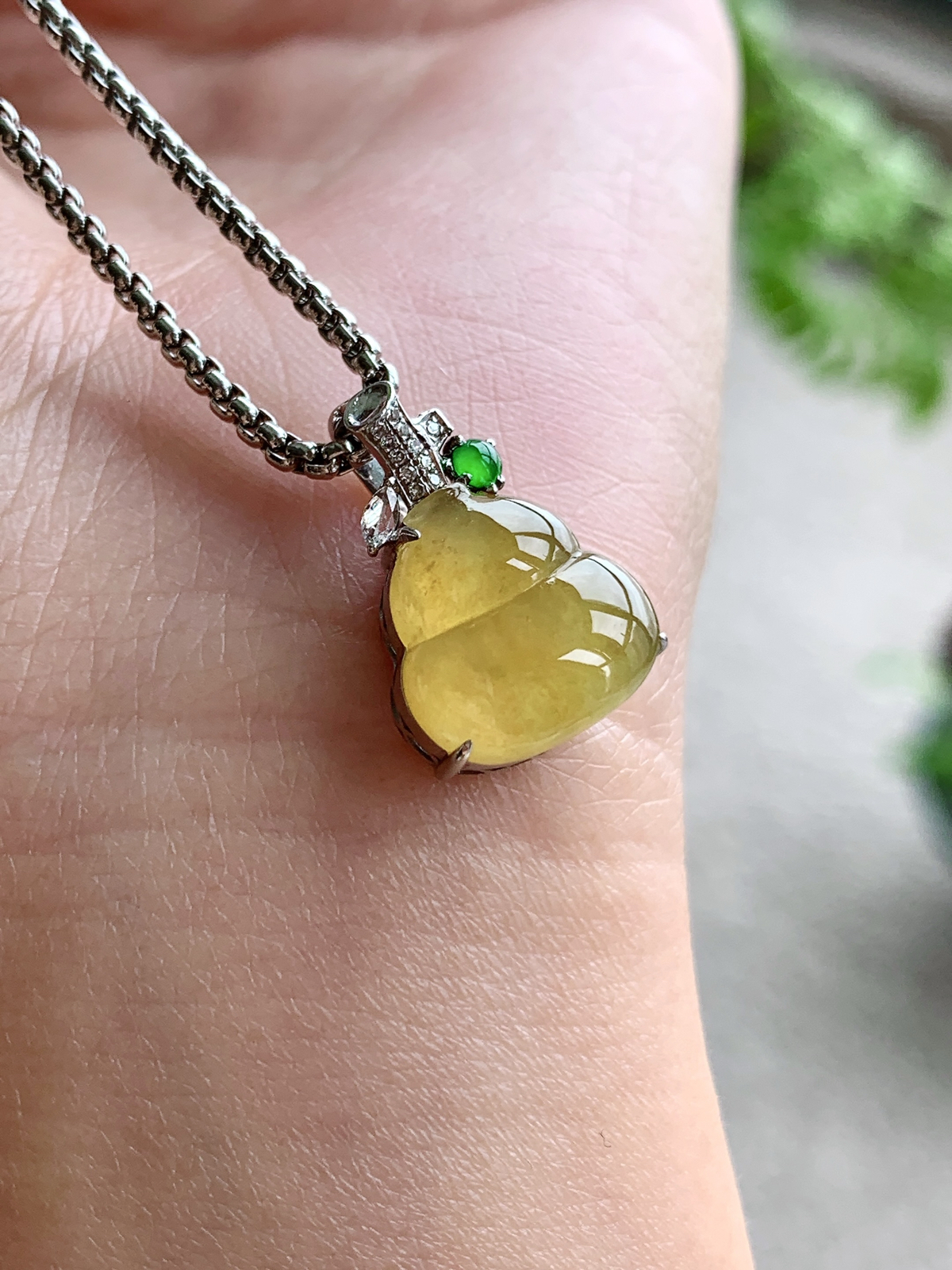 【镶嵌】🫧高冰黄翡葫芦吊坠  
【说明】缅料 18k金镶嵌 性价比高  
【整体】18.4-12.3-6.5..