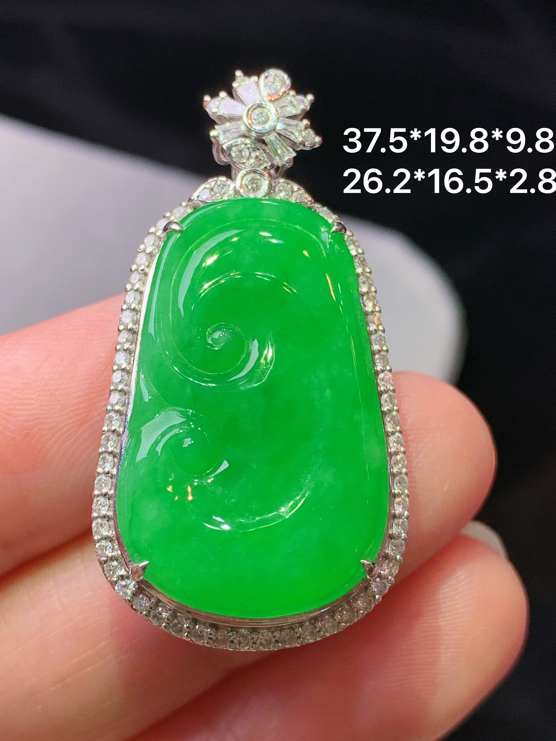 18k金钻镶嵌满绿如意吊坠 玉质细腻 色泽艳丽清新 水润亮眼 整体尺寸37.5*19.8*9.8b2