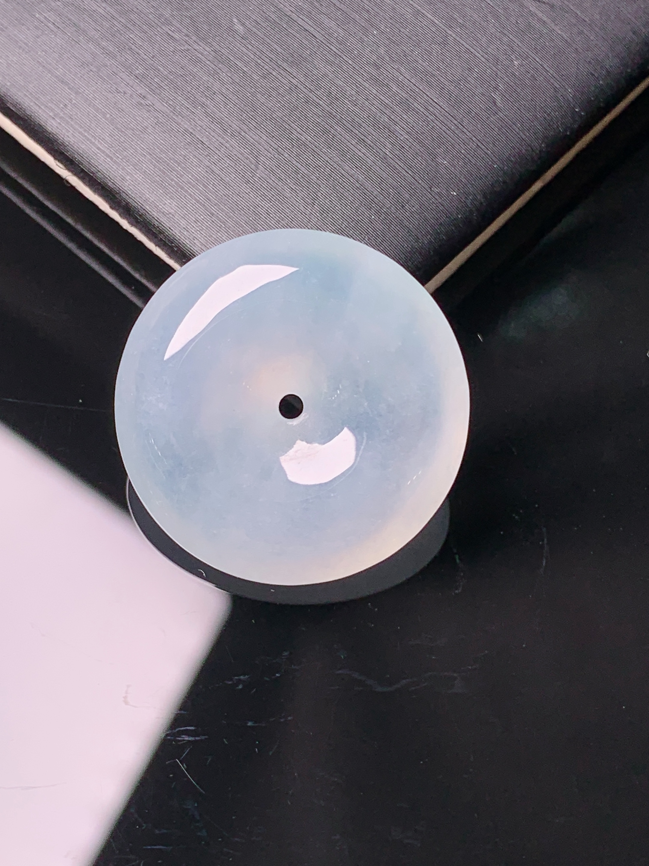 冰种平安扣吊坠 玉质细腻 色泽艳丽清新 水润亮眼 整体尺寸22.8*5.8d1