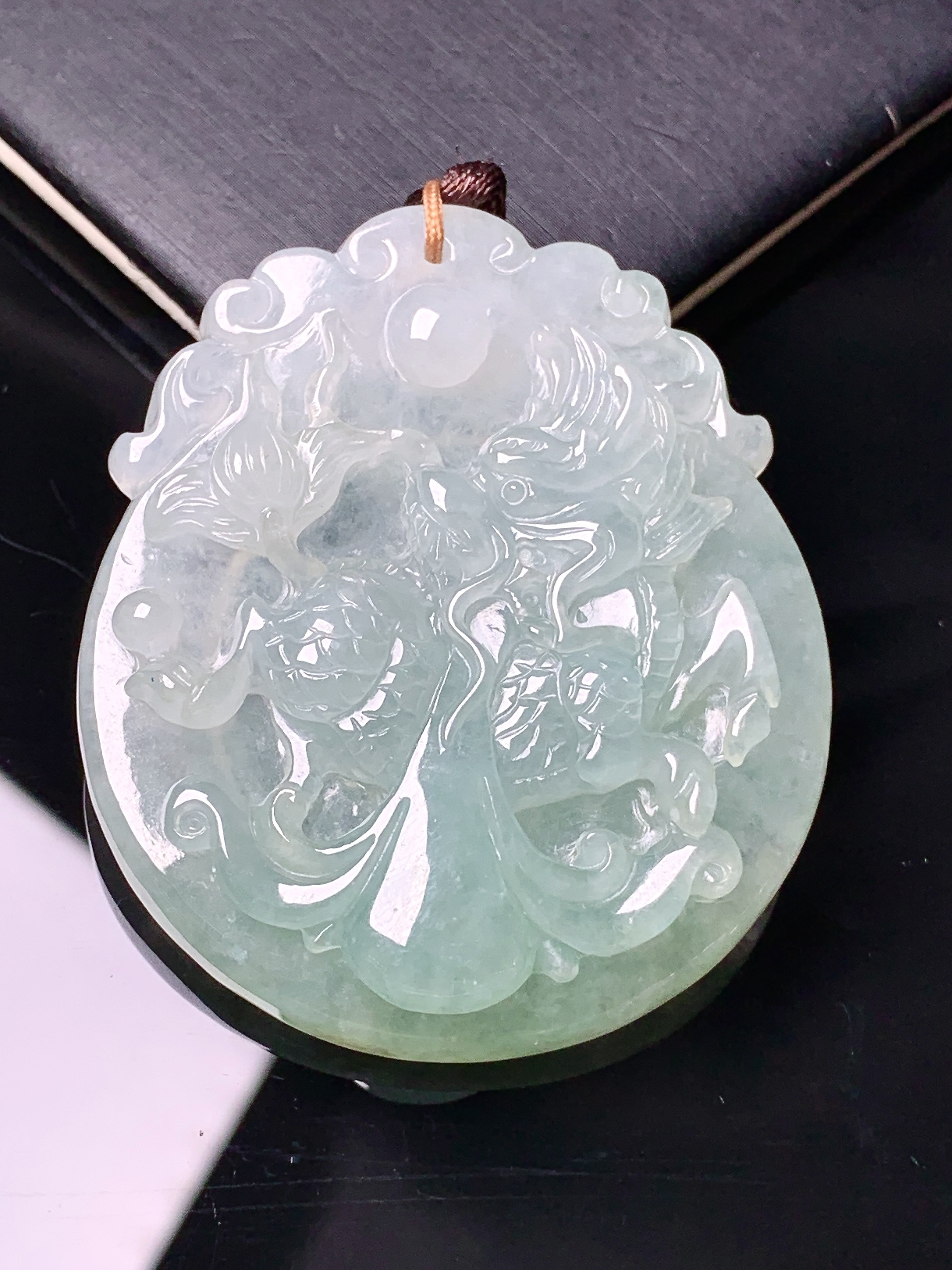 飘绿龙牌吊坠 玉质细腻 色泽艳丽清新 水润亮眼 整体尺寸50.6*43.2*8.3b2