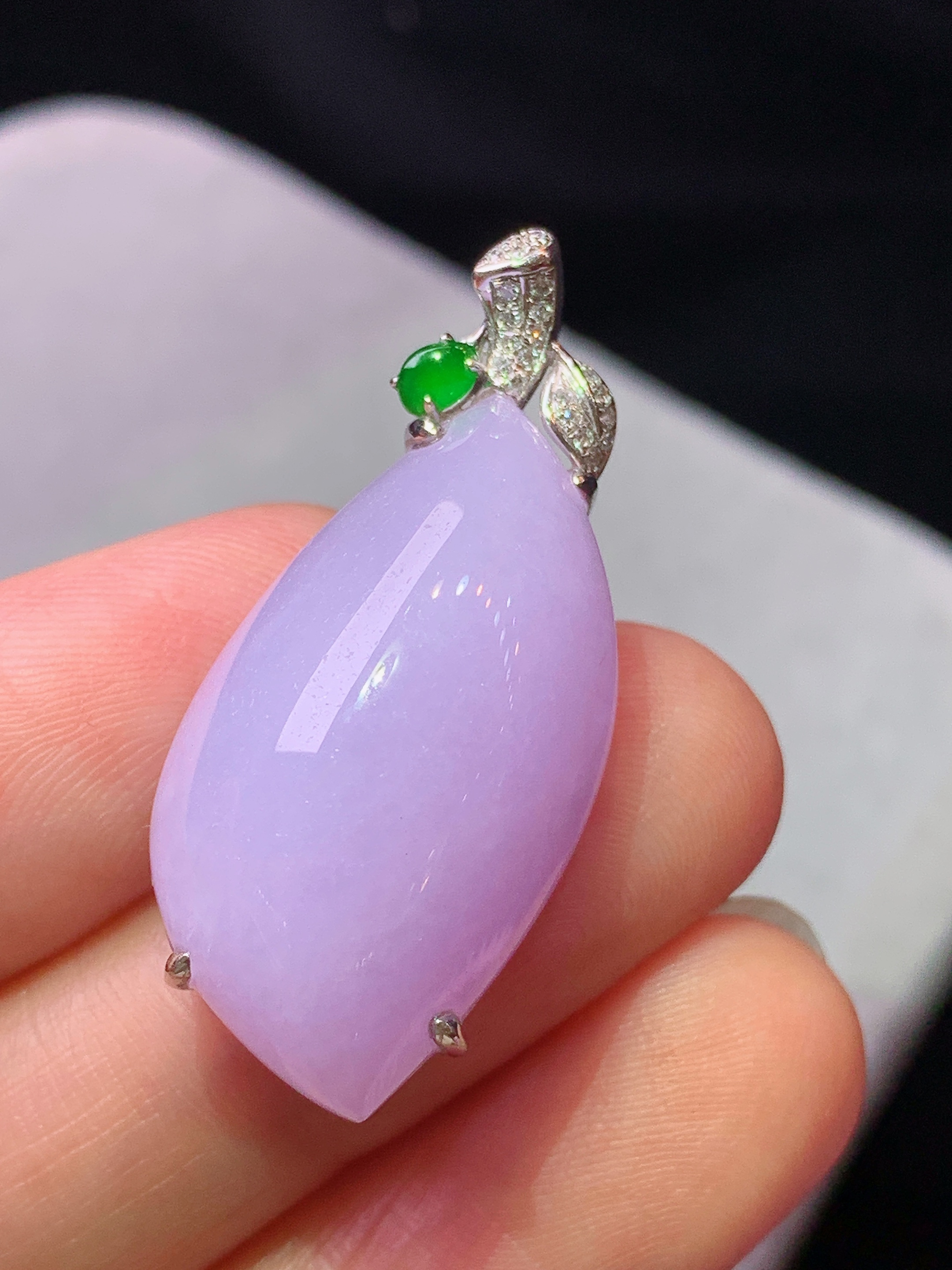 18k金钻镶嵌紫罗兰随形吊坠 玉质细腻 色泽艳丽清新 水润亮眼 整体尺寸34*15.5*10.5b1