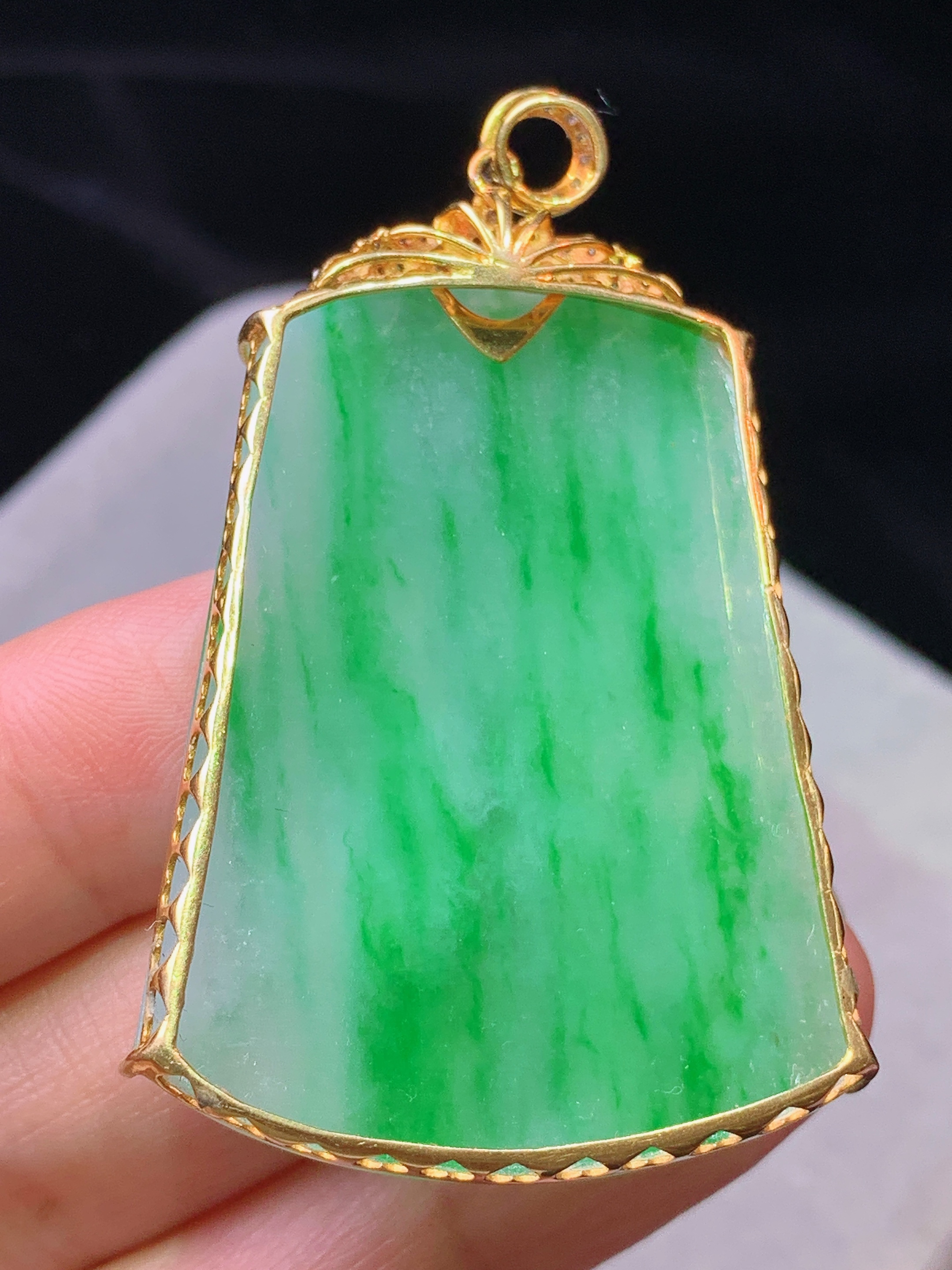 18k金钻镶嵌翠绿无事牌吊坠 玉质细腻 色泽艳丽清新 水润亮眼 整体尺寸54.6*31.6*5.5j3
