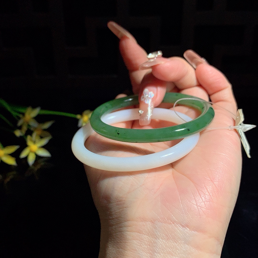 和田玉54圈口白玉加碧玉对镯手镯，玉质细腻油润 底色纯净  无裂无棉 脂粉好，品质好