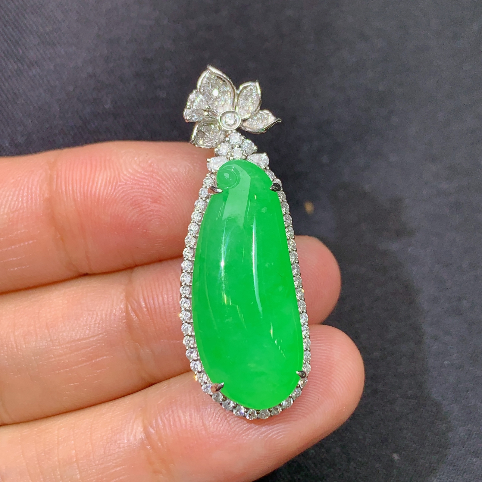 阳绿福瓜吊坠，18k金镶嵌，冰润色阳，玉质细腻，种水足，y5 尺寸37.2*13*10.4