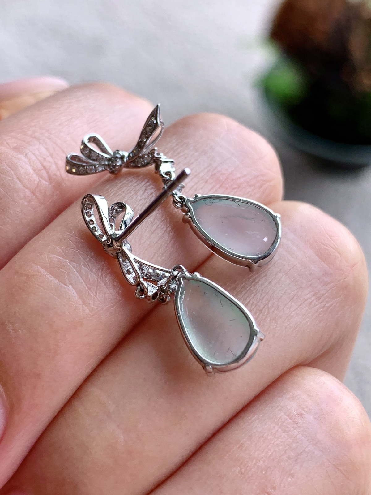 【镶嵌】🫧高冰福瓜耳坠
【说明】缅料 18k金镶嵌 性价比高  
【整体】29-6.7-4.3..