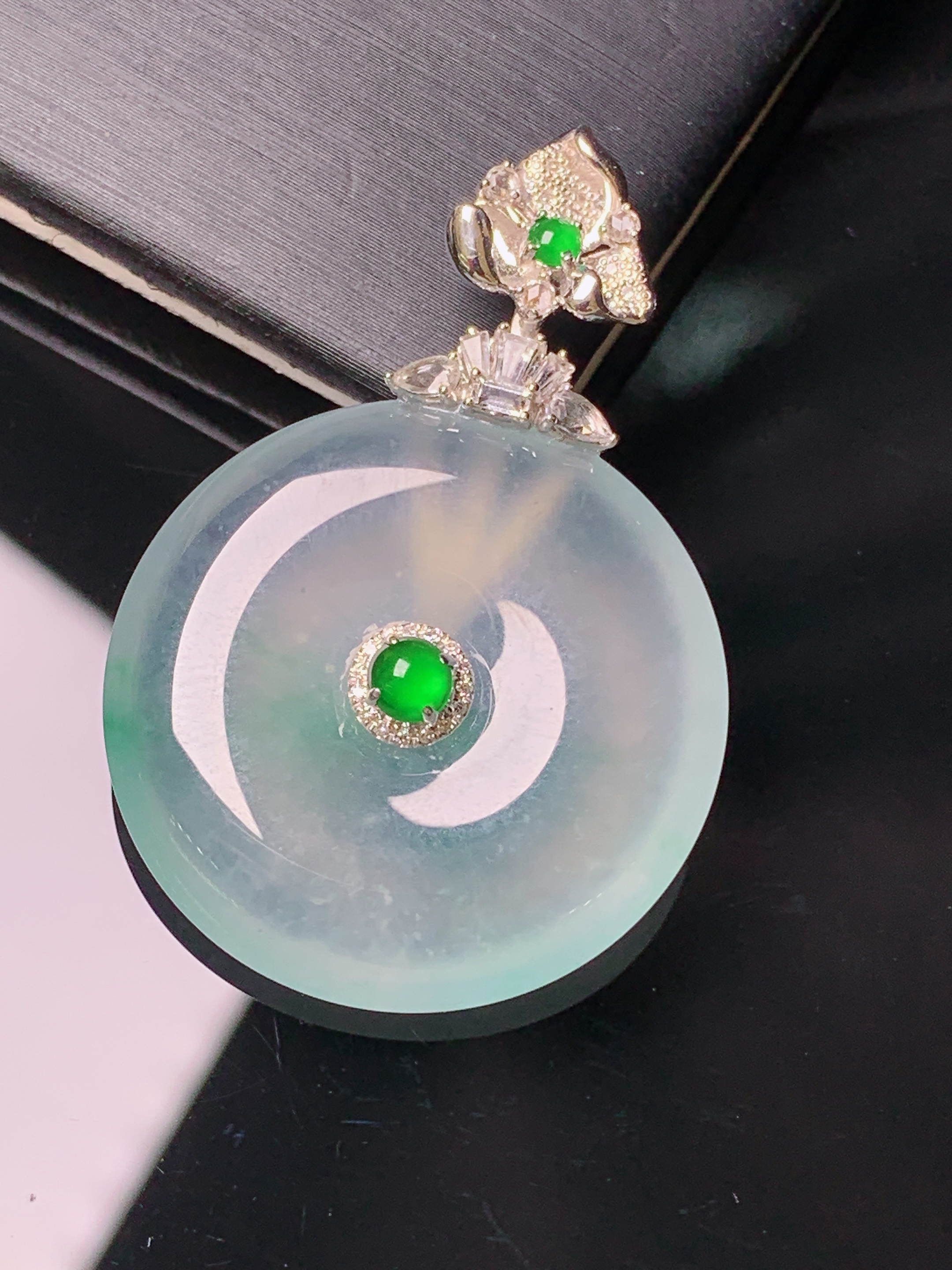 18k金钻镶嵌冰种平安扣吊坠 玉质细腻 色泽艳丽清新 水润亮眼 整体尺寸39.5*26.6*5.6c5