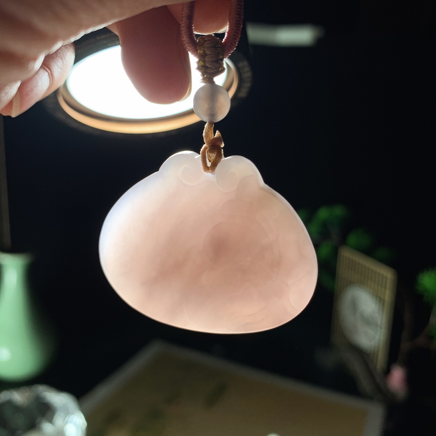 和田玉青海料烟紫花开富贵挂件。尺寸32/39:10重21.5克。玉质细腻油润。手推出油。佩戴高端典雅。lt260410