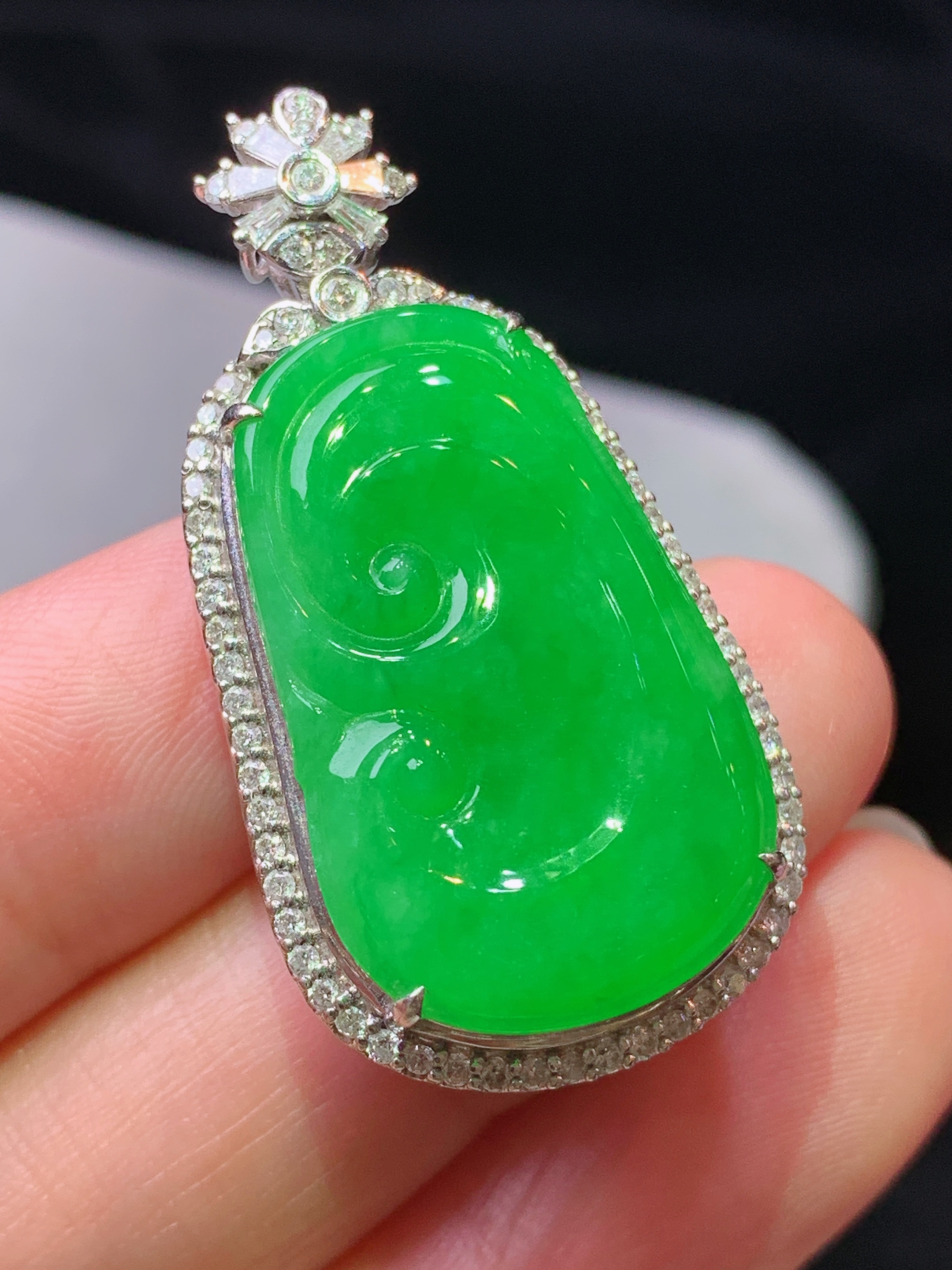 18k金钻镶嵌满绿如意吊坠 玉质细腻 色泽艳丽清新 水润亮眼 整体尺寸37.5*19.8*9.8b2