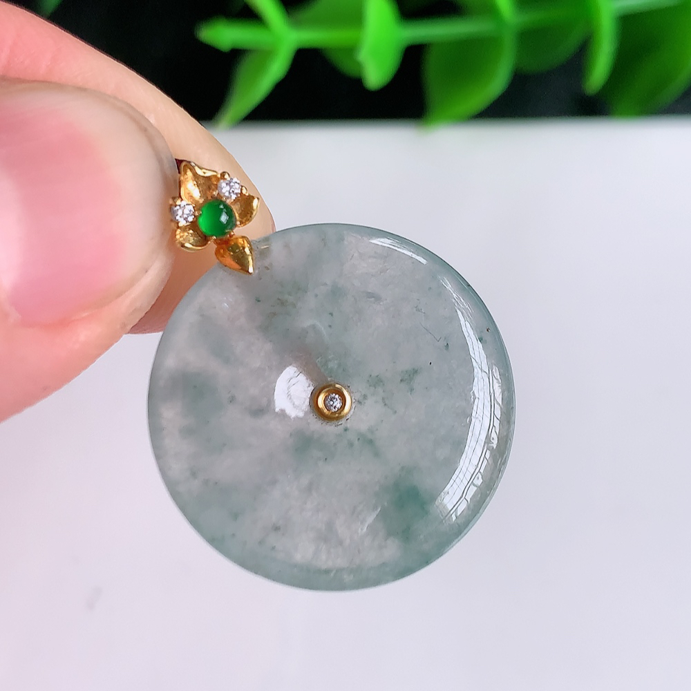 18k金扣冰润飘花平安扣吊坠，厚装饱满，冰润剔透，细腻水足，种质润泽，飘花灵动，佩戴优雅大气，W01.11   尺寸：26.5-21.2-4mm