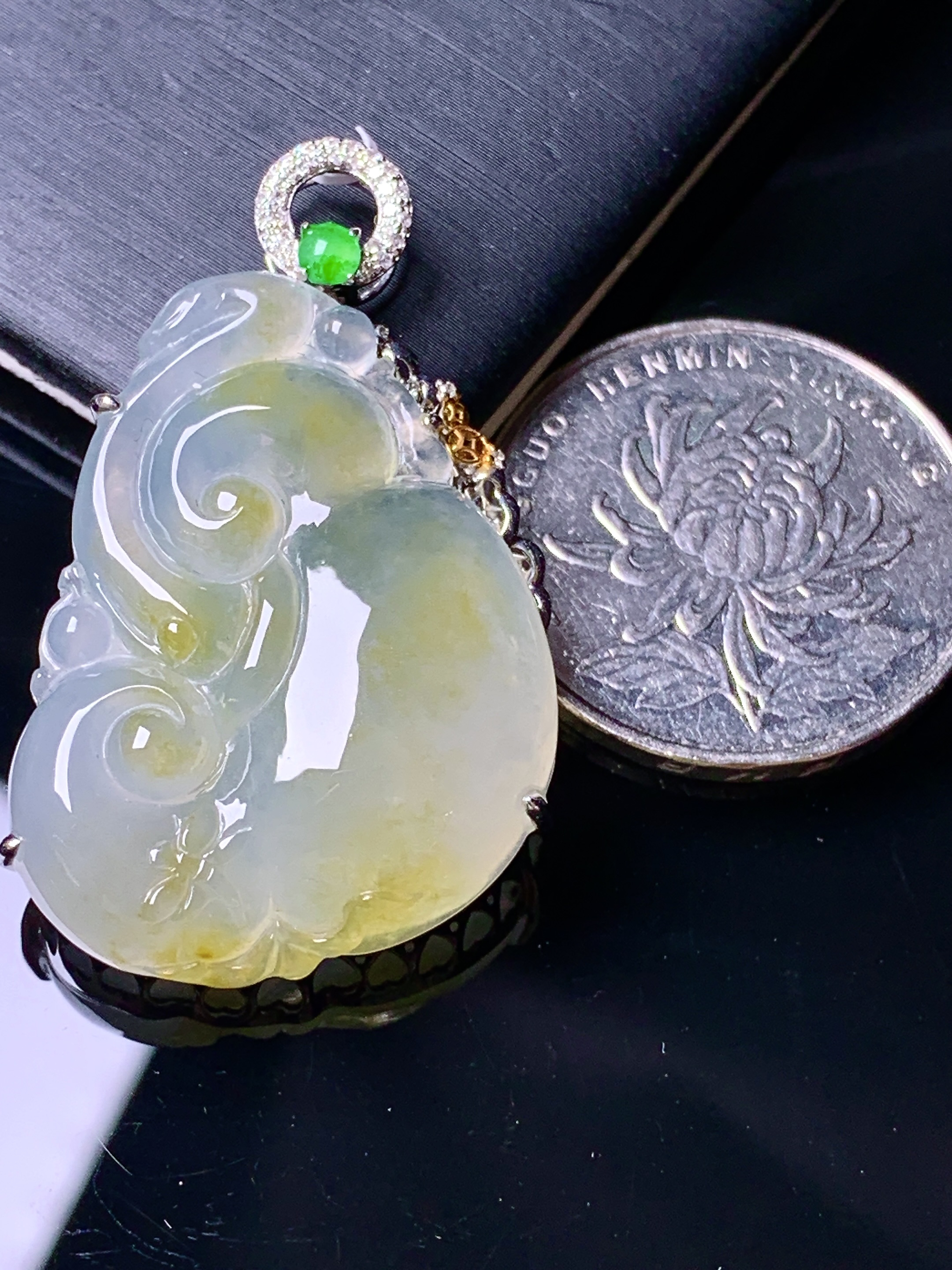 18k金钻镶嵌冰种飘黄翡如意吊坠 玉质细腻 色泽艳丽清新 水润亮眼 整体尺寸39.5*23.8*8.8b1