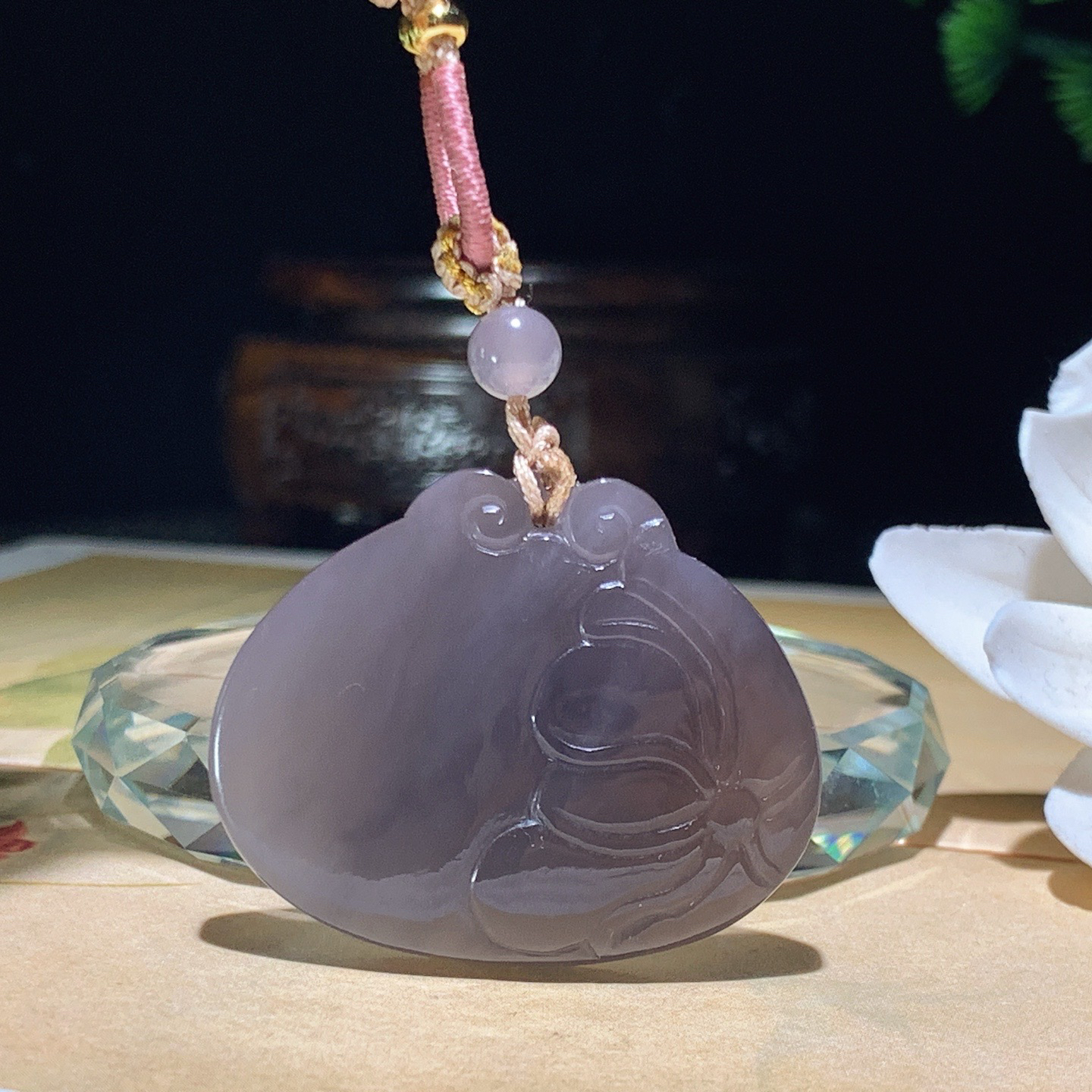 和田玉青海料烟紫花开富贵挂件。尺寸32/39:10重21.5克。玉质细腻油润。手推出油。佩戴高端典雅。lt260410